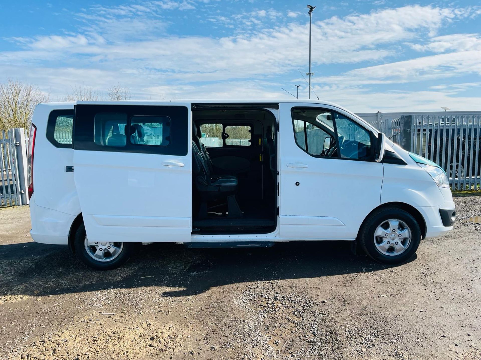 ** ON SALE ** Ford Tourneo Custom Limited Minibus TDCI 125 300 2.2 2015 '15 Reg' -A/C-Alloy Wheels - Image 13 of 33