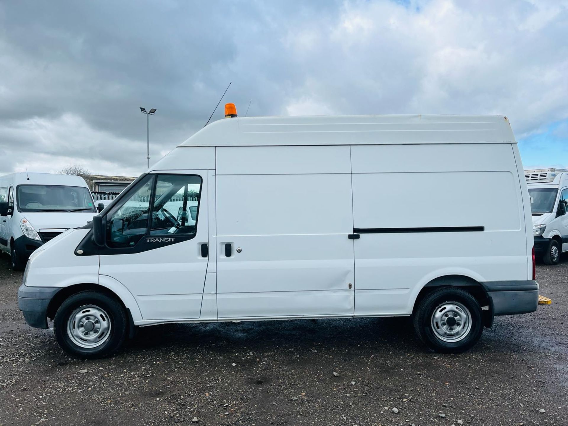 ** ON SALE ** Ford Transit 350 2.2 Tdci 125 H3L3 RWD 2013 '13 Reg'-Tow Bar -Bulkhead -Bluetooth - Image 4 of 30