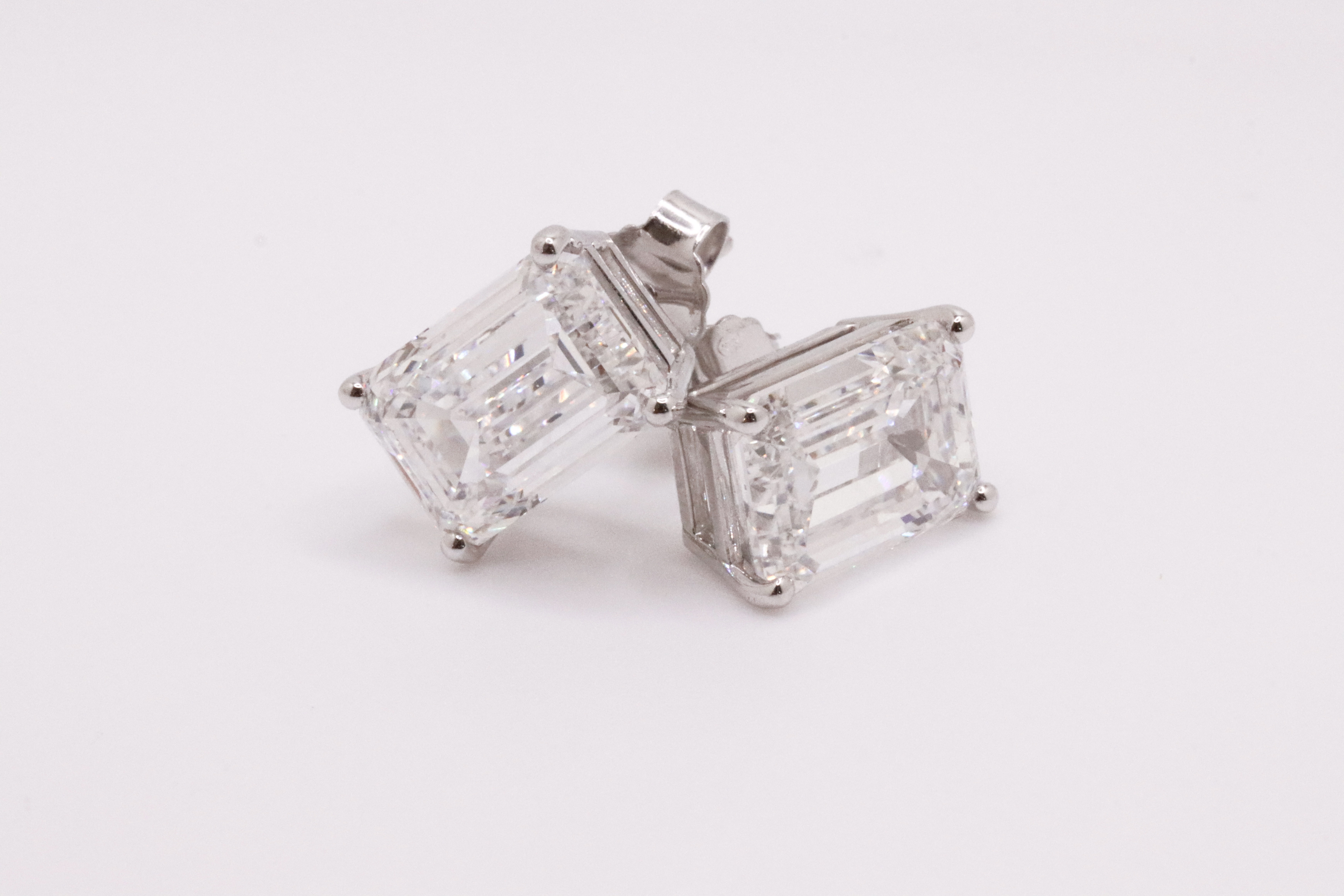 Emerald Cut Cut 10.00 Carat Diamond 18kt White Gold Earrings- D Colour VVS Clarity IGI - Image 4 of 7