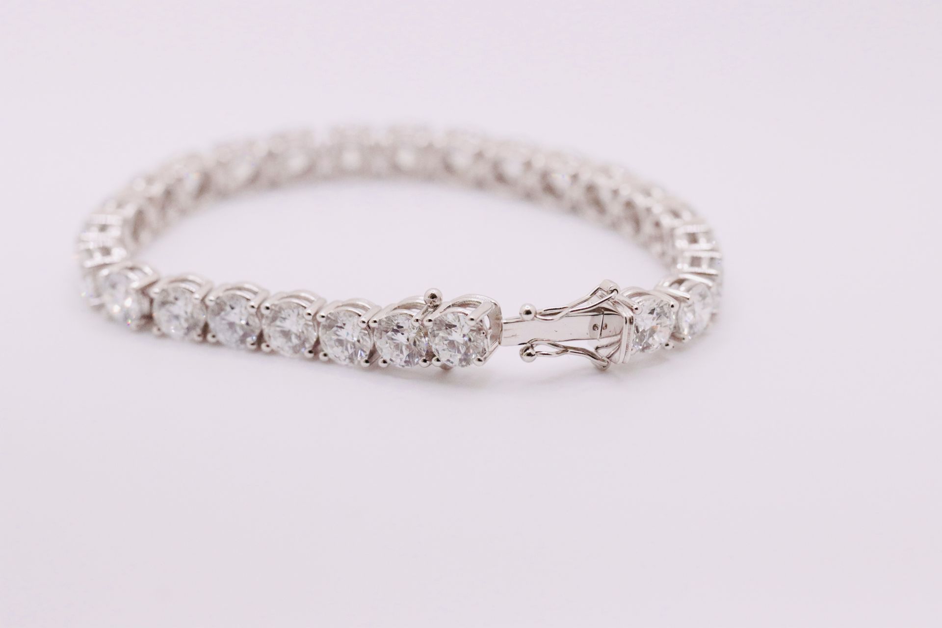 Round Brilliant Cut 21 Carat Diamond Tennis Bracelet D Colour VVS Clarity - 18Kt White Gold - IGI - Image 2 of 6