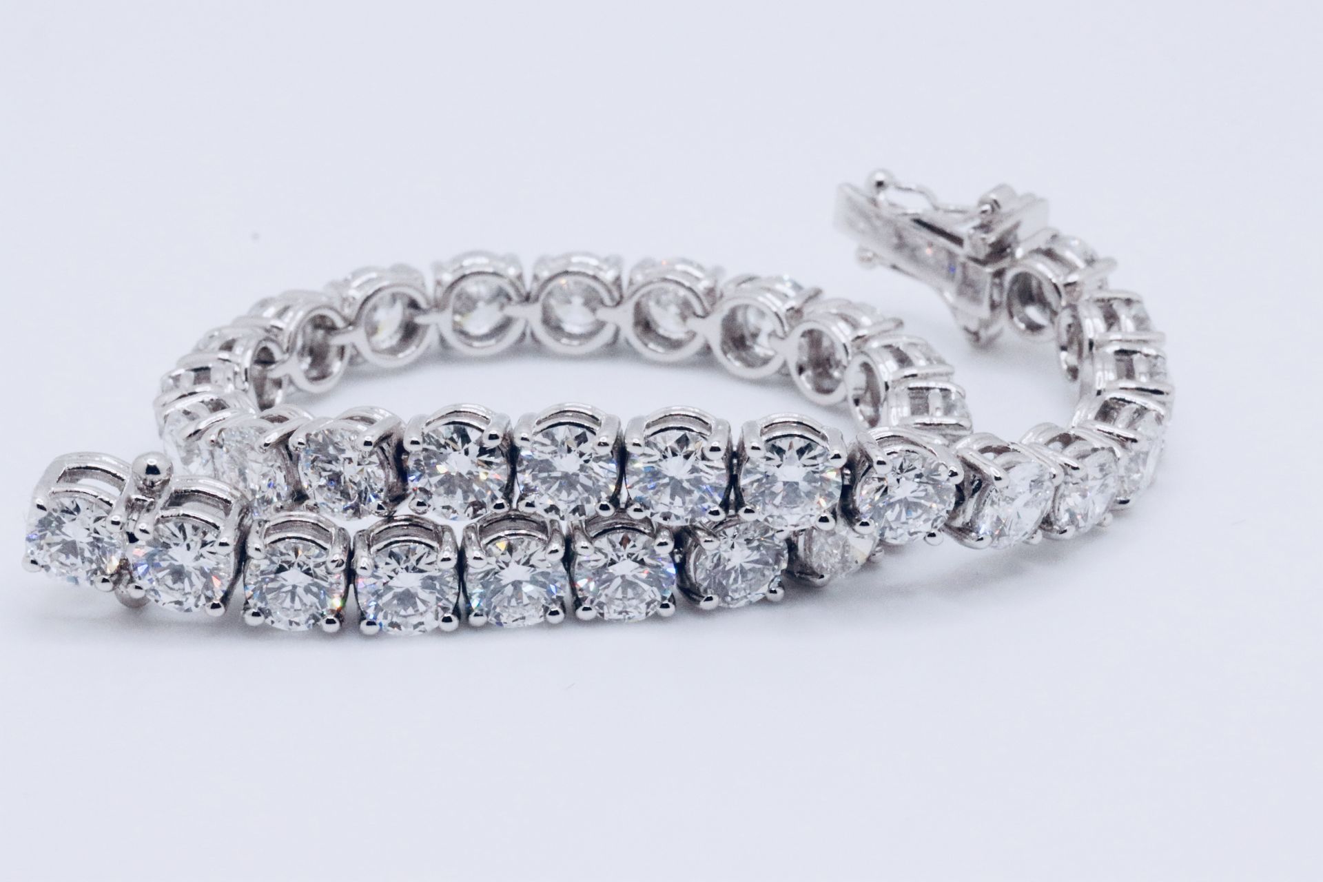 ** ON SALE **Round Brilliant Cut 14 Carat Diamond Tennis Bracelet D Colour VVS Clarity - 18Kt Gold - Image 2 of 7