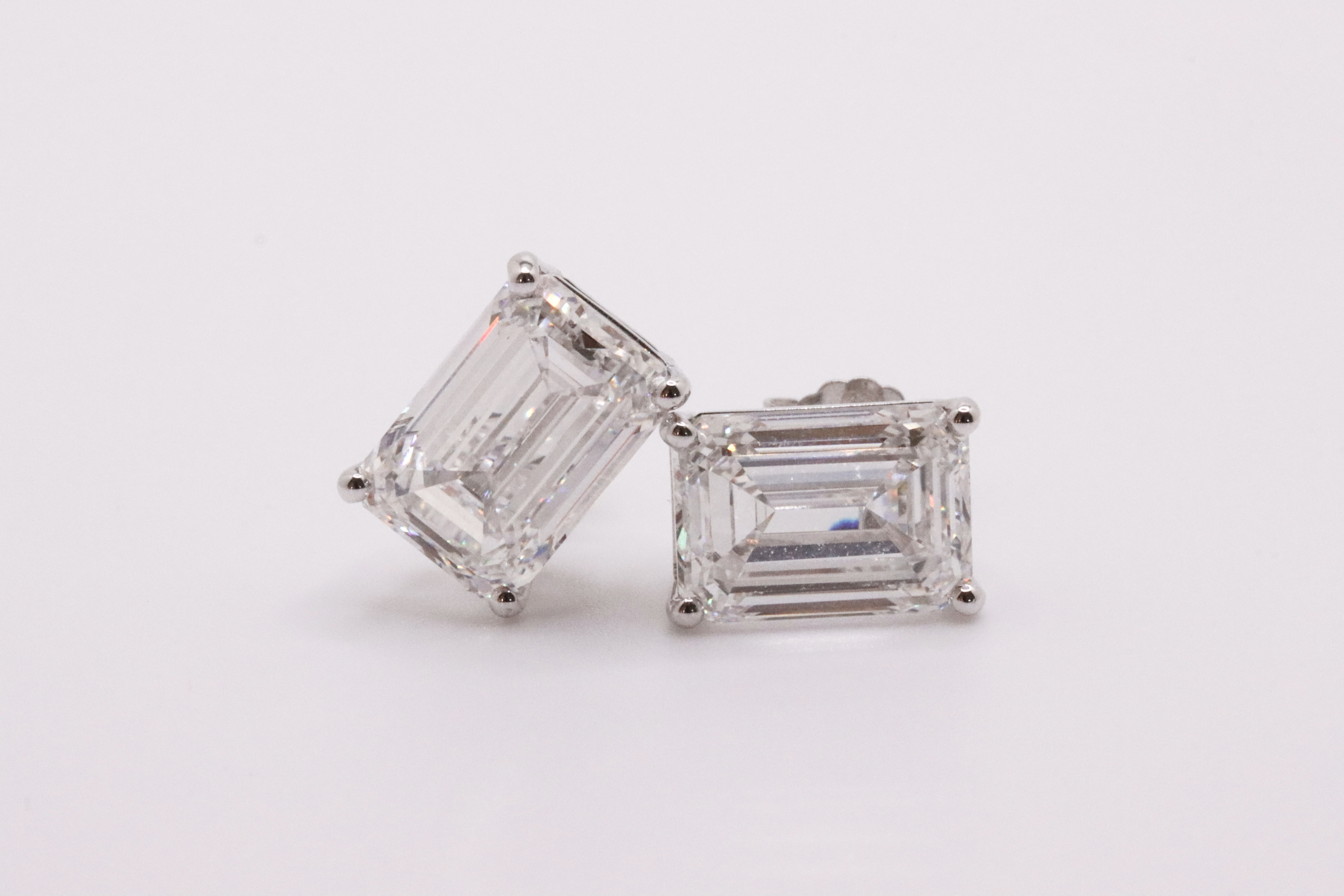 Emerald Cut Cut 10.00 Carat Diamond 18kt White Gold Earrings- D Colour VVS Clarity IGI - Image 5 of 7