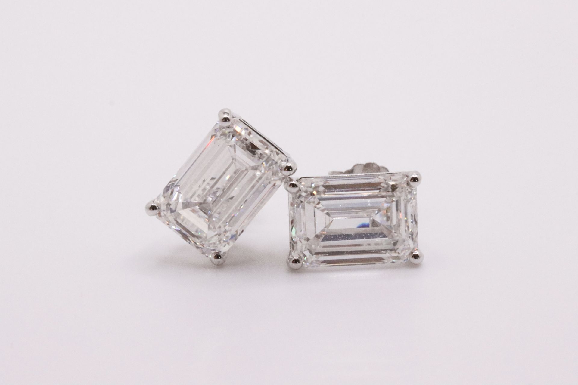 Emerald Cut Cut 12.00 Carat Diamond 18kt White Gold Earrings- D Colour VVS Clarity IGI - Image 5 of 6