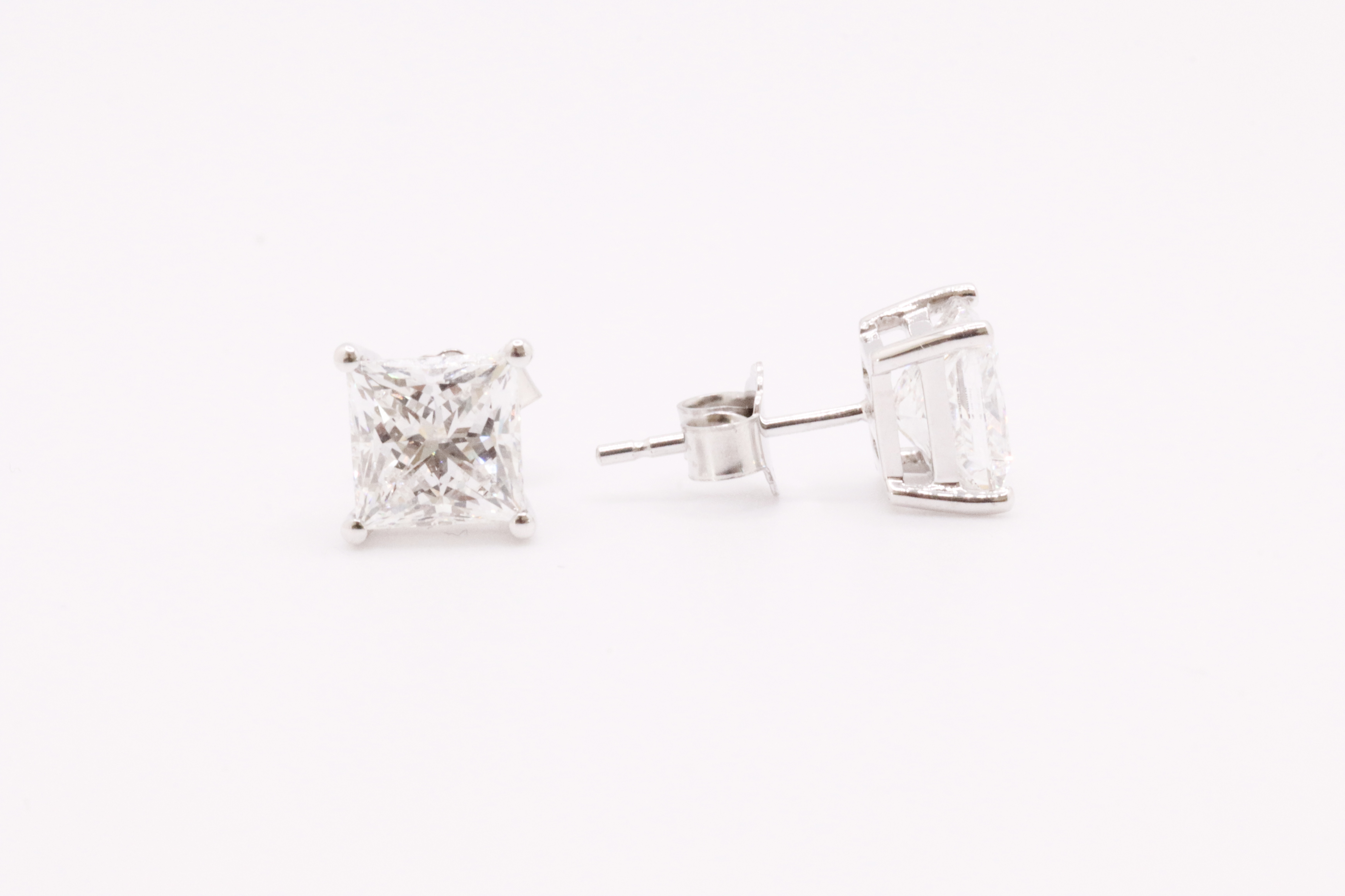 ** ON SALE ** Princess Cut 5.00 Carat Diamond Earrings Set in 18kt White Gold - F Colour SI Clarity - Image 4 of 5
