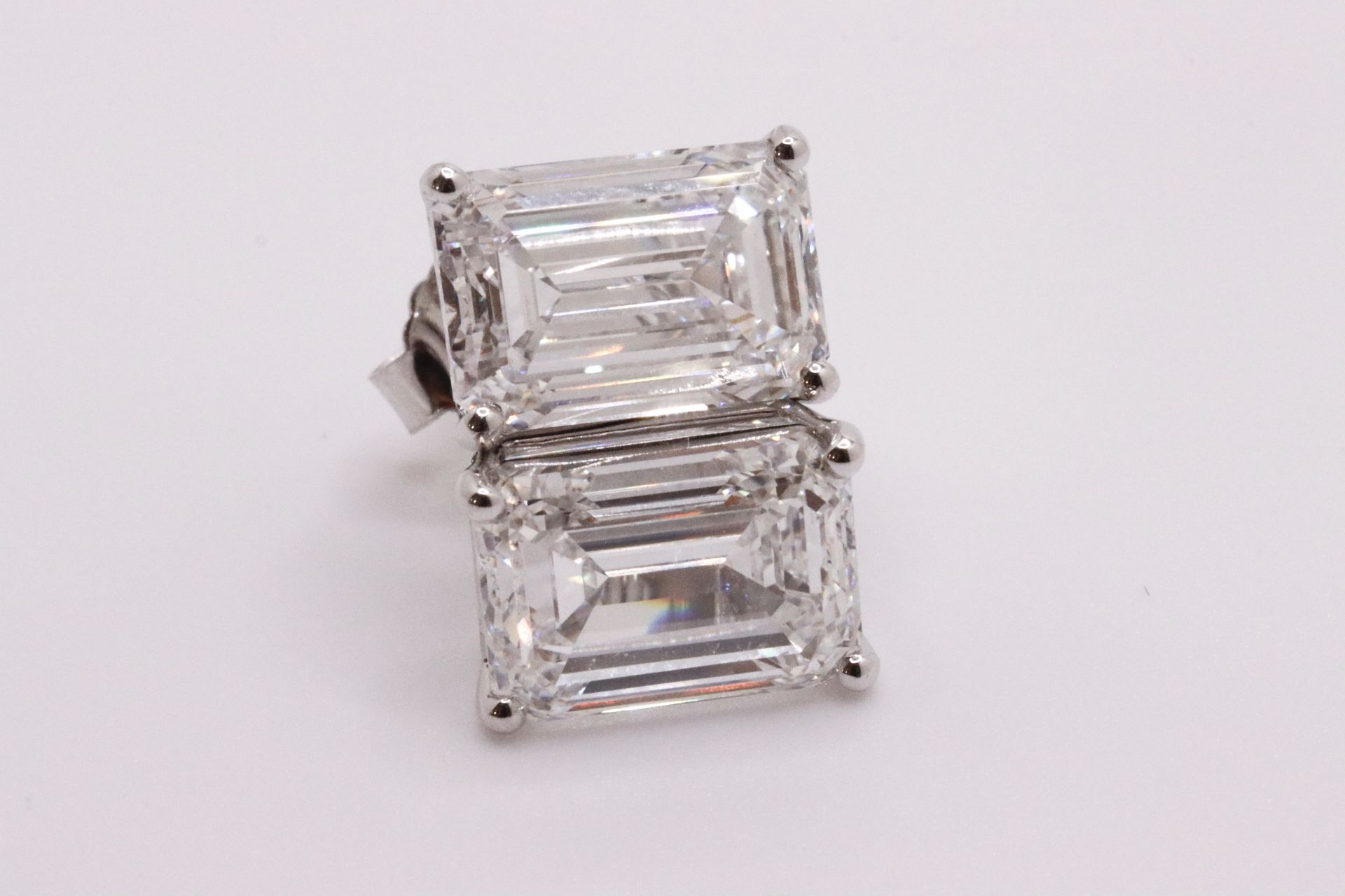 Emerald Cut Cut 12.00 Carat Diamond 18kt White Gold Earrings- D Colour VVS Clarity IGI - Image 4 of 6