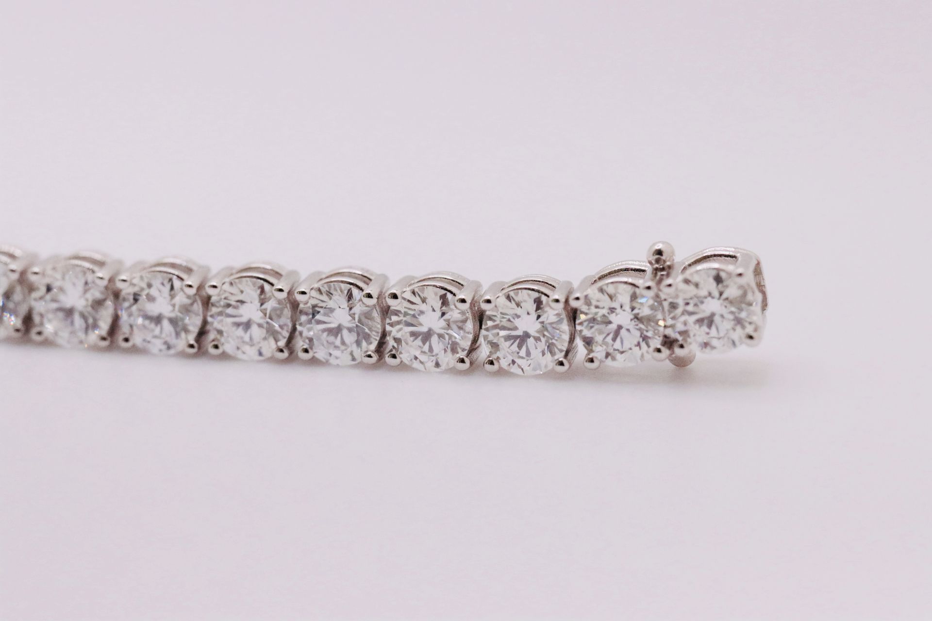 Round Brilliant Cut 21 Carat Diamond Tennis Bracelet D Colour VVS Clarity - 18Kt White Gold - IGI - Image 5 of 6