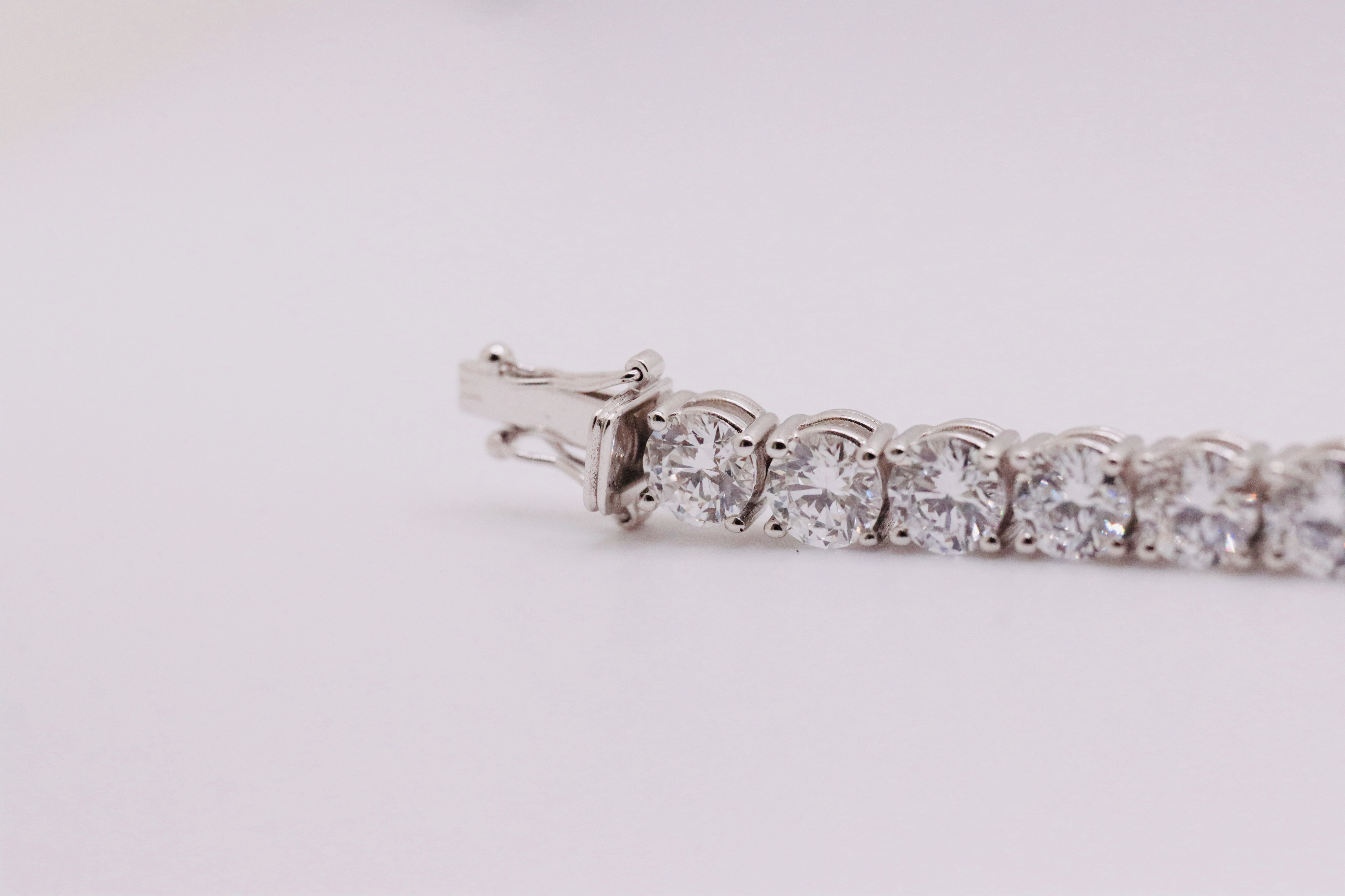 Round Brilliant Cut 21 Carat Diamond Tennis Bracelet D Colour VVS Clarity - 18Kt White Gold - IGI - Image 6 of 6