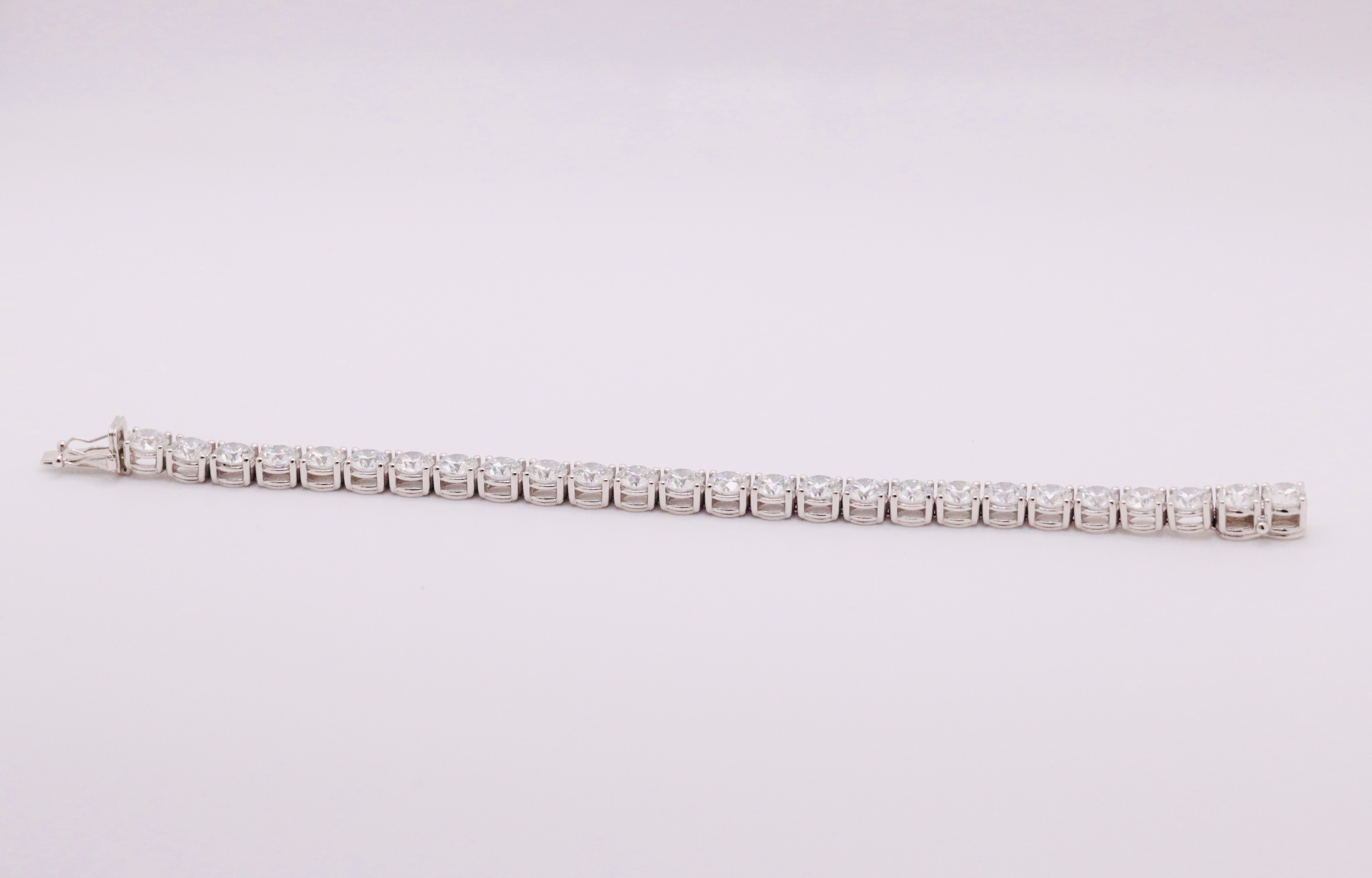 Round Brilliant Cut 21 Carat Diamond Tennis Bracelet D Colour VVS Clarity - 18Kt White Gold - IGI - Image 3 of 6