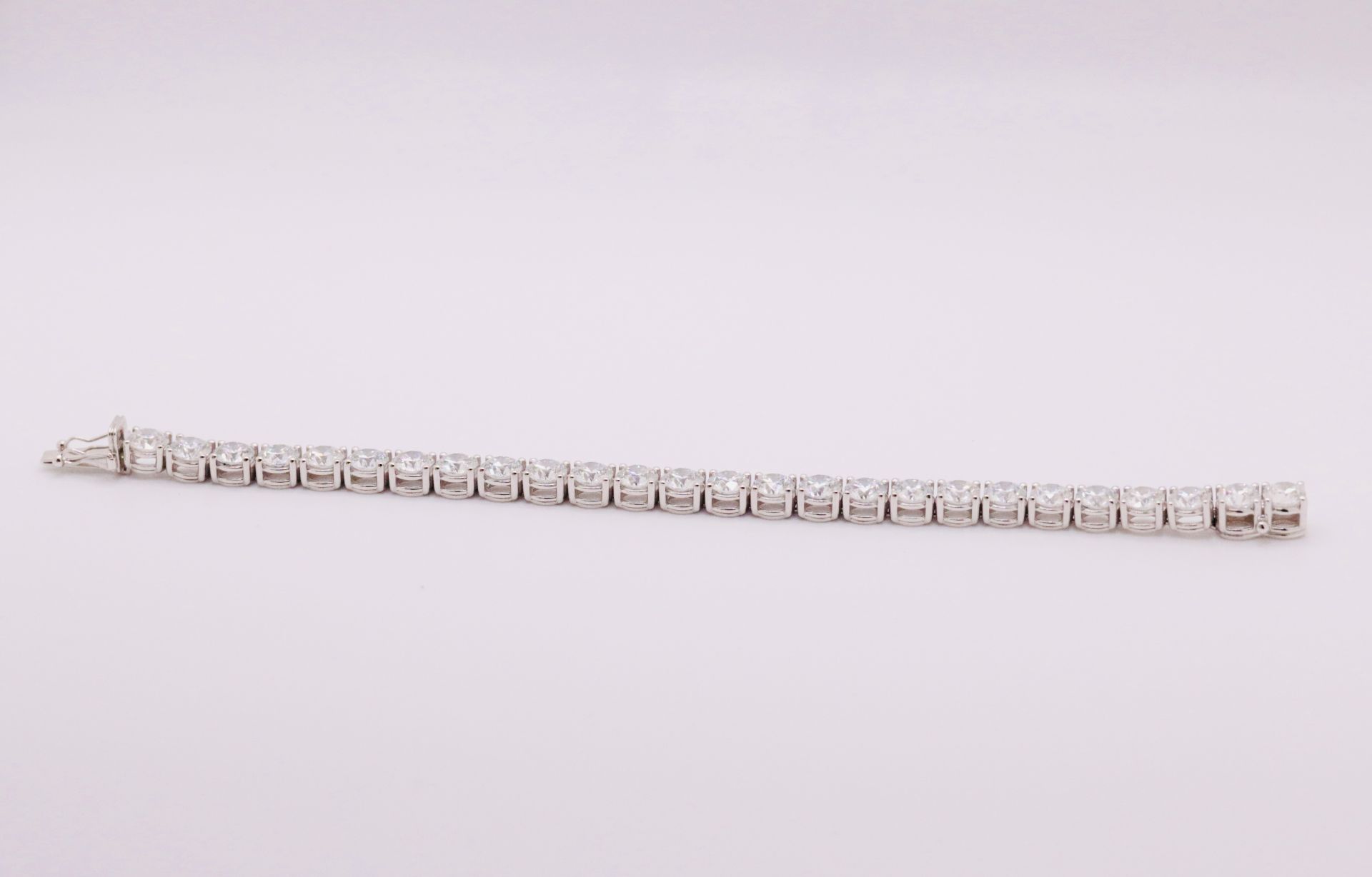 Round Brilliant Cut 21 Carat Diamond Tennis Bracelet D Colour VVS Clarity - 18Kt White Gold - IGI - Image 3 of 6