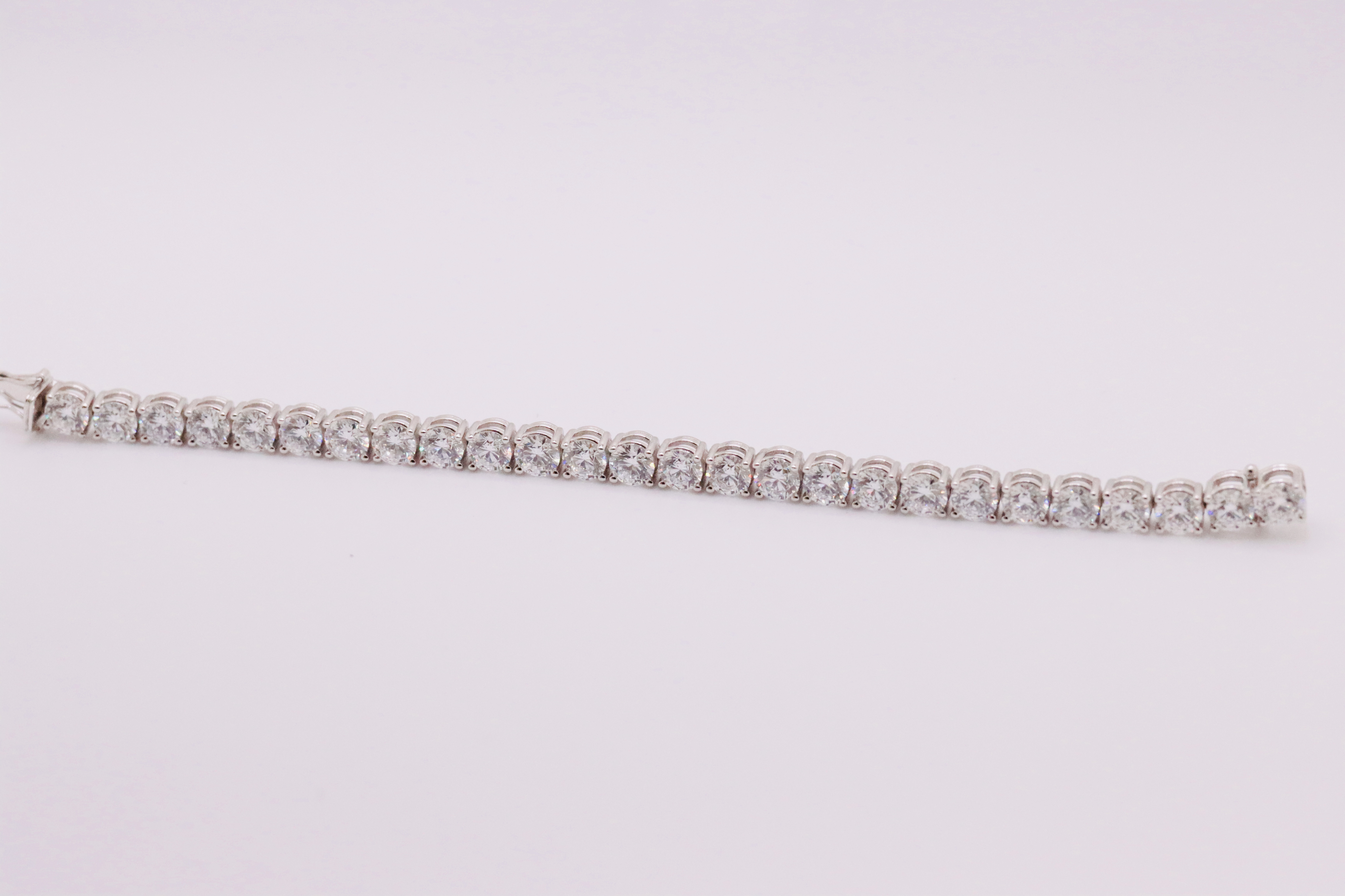 Round Brilliant Cut 21 Carat Diamond Tennis Bracelet D Colour VVS Clarity - 18Kt White Gold - IGI - Image 4 of 6