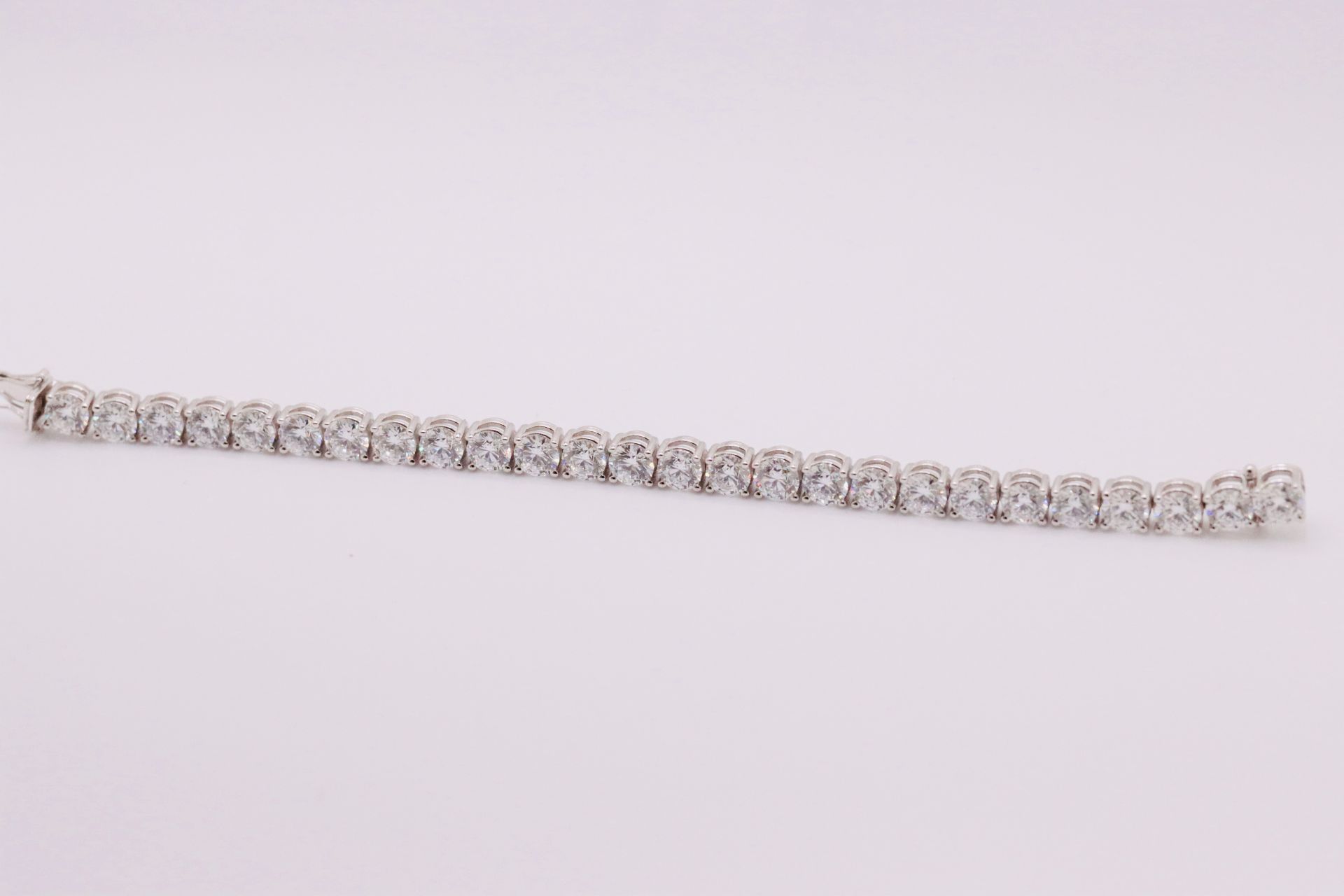 Round Brilliant Cut 21 Carat Diamond Tennis Bracelet D Colour VVS Clarity - 18Kt White Gold - IGI - Image 4 of 6