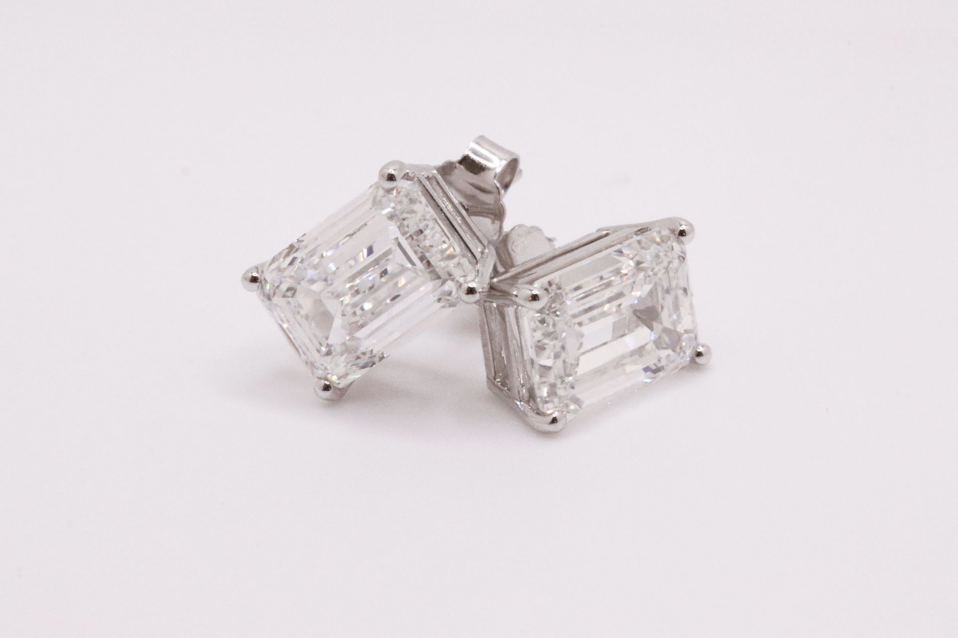 Emerald Cut Cut 12.00 Carat Diamond 18kt White Gold Earrings- D Colour VVS Clarity IGI - Image 3 of 6