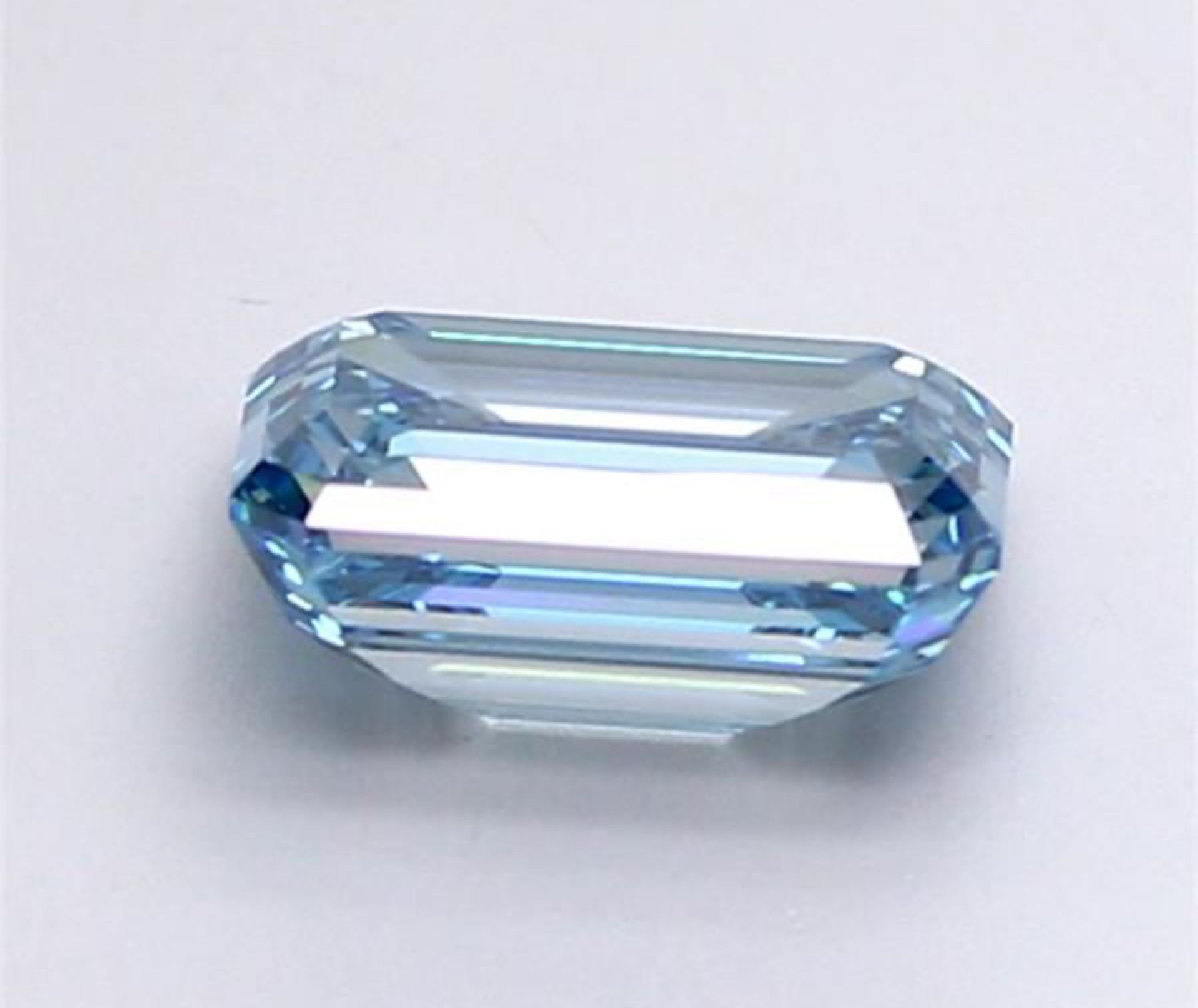 Emerald Cut Diamond Fancy Blue Colour VS1 Clarity 4.05 Carat EX EX - IGI - Image 4 of 9