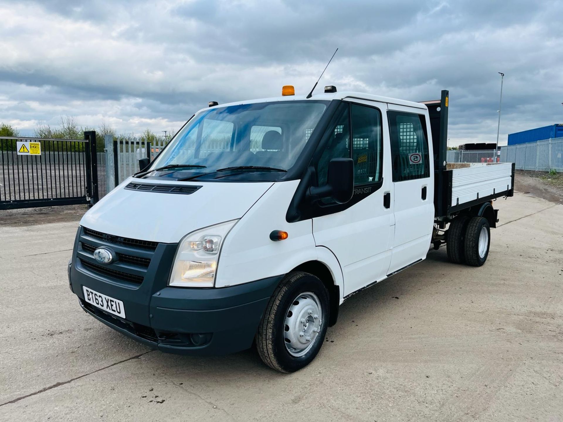 ** ON SALE ** Ford Transit 350 2.2 TDCI 125 1 Way Tipper CrewCab L3H1 2014 '63 Reg' -Tow Bar - Image 4 of 38