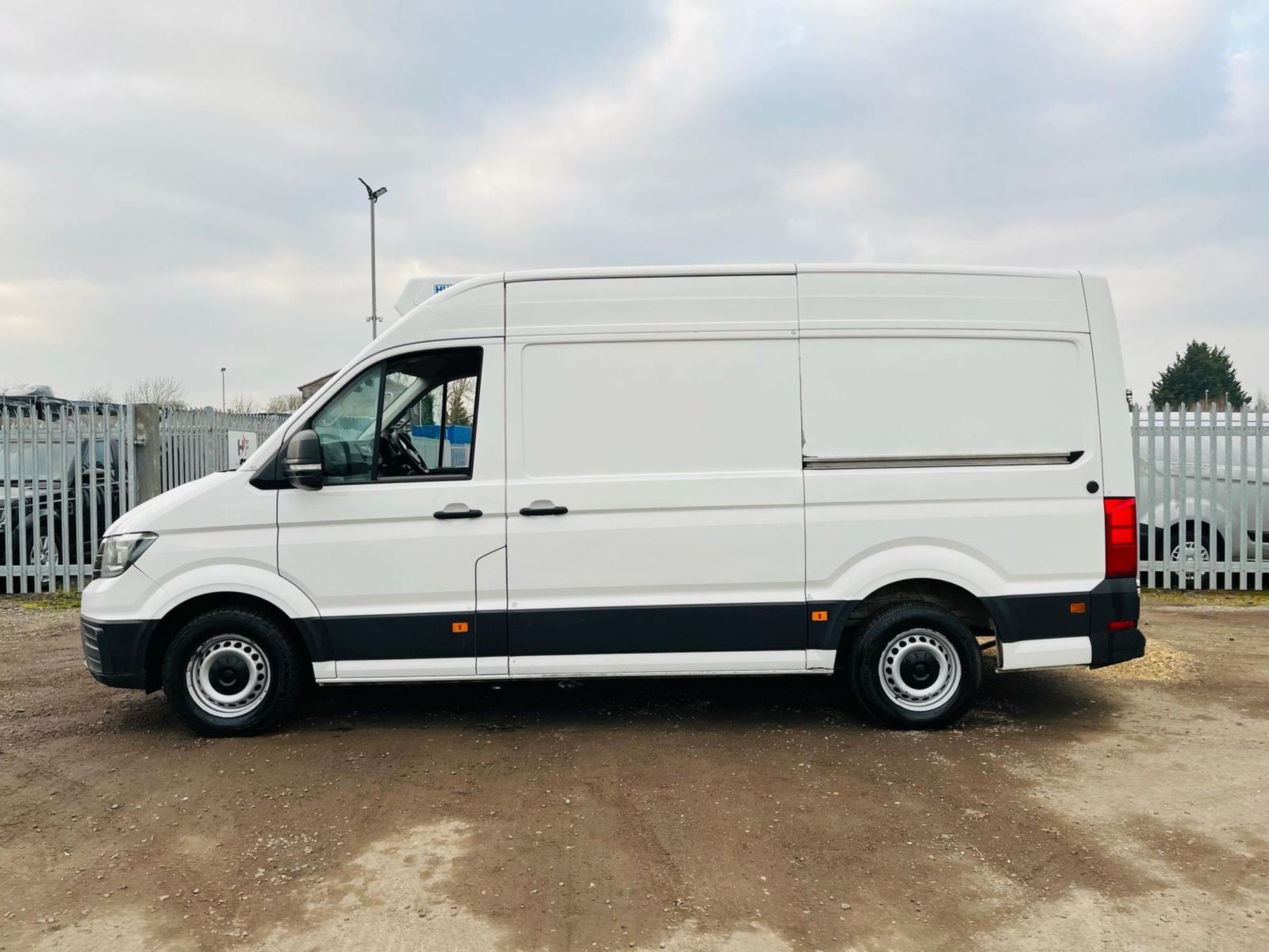 ** ON SALE ** Volkswagen Crafter Cr35 Startline 140 2.0 Tdi L2H3 Fridge/Freezer 2017 '67 Reg' - Image 4 of 28