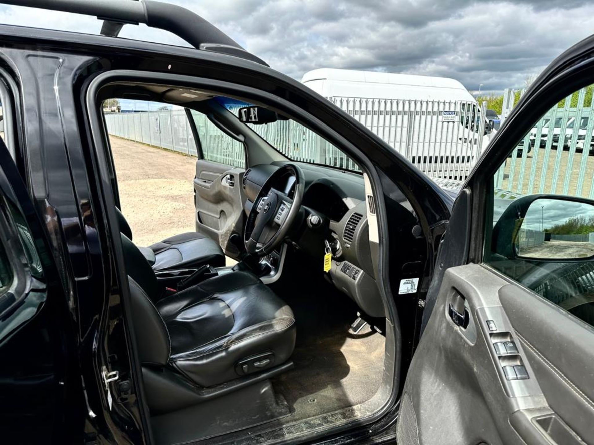 ** ON SALE ** Nissan Navara Tekna DCI 190 4WD 2.5 2015 '15 Reg' - A/C - Alloy Wheels - Tow Bar - Image 14 of 36