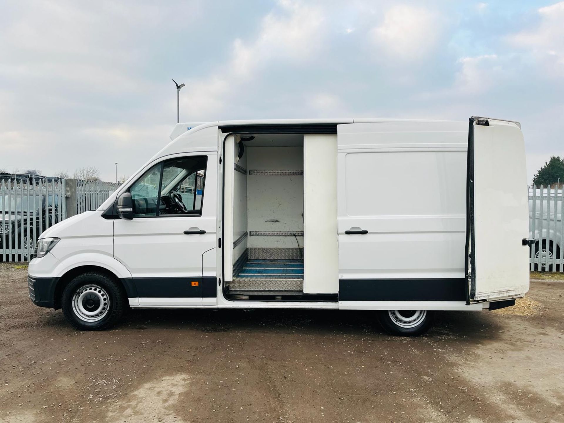 ** ON SALE ** Volkswagen Crafter Cr35 Startline 140 2.0 Tdi L2H3 Fridge/Freezer 2017 '67 Reg' - Image 5 of 28