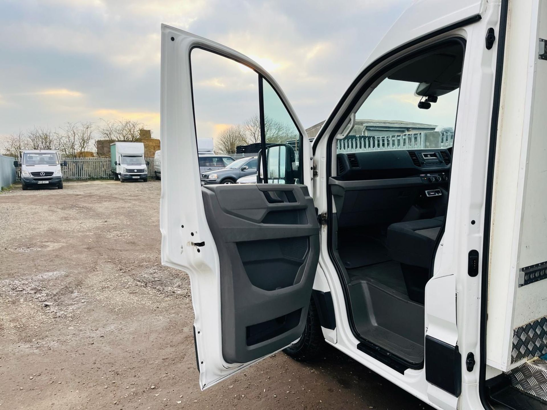 ** ON SALE ** Volkswagen Crafter Cr35 Startline 140 2.0 Tdi L2H3 Fridge/Freezer 2017 '67 Reg' - Image 26 of 28