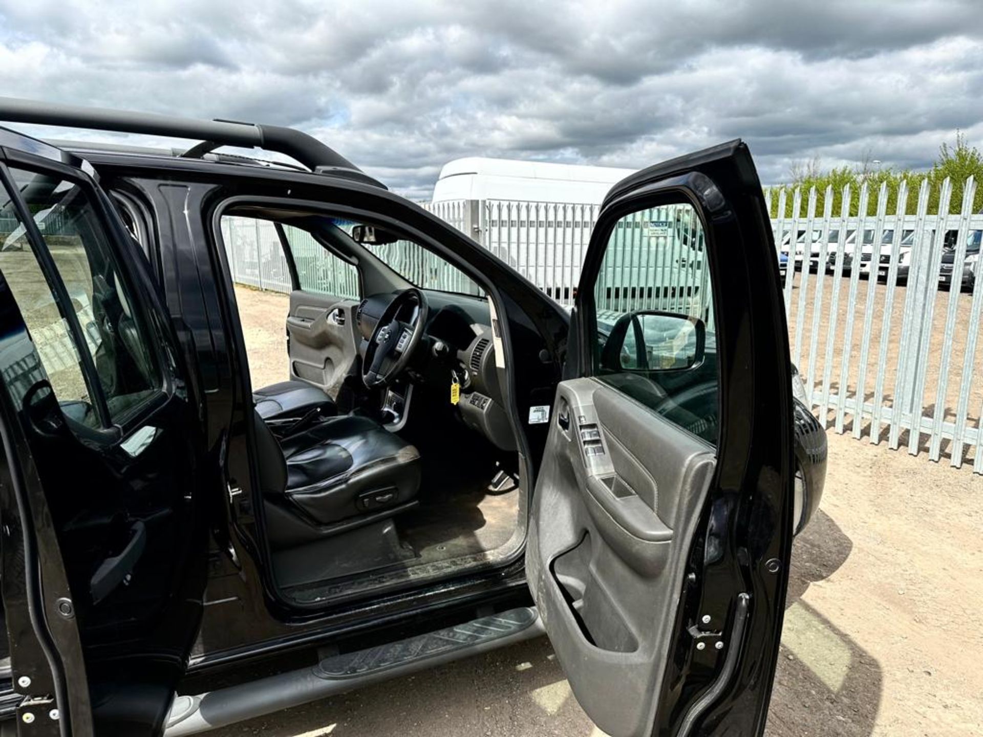 ** ON SALE ** Nissan Navara Tekna DCI 190 4WD 2.5 2015 '15 Reg' - A/C - Alloy Wheels - Tow Bar - Image 13 of 36