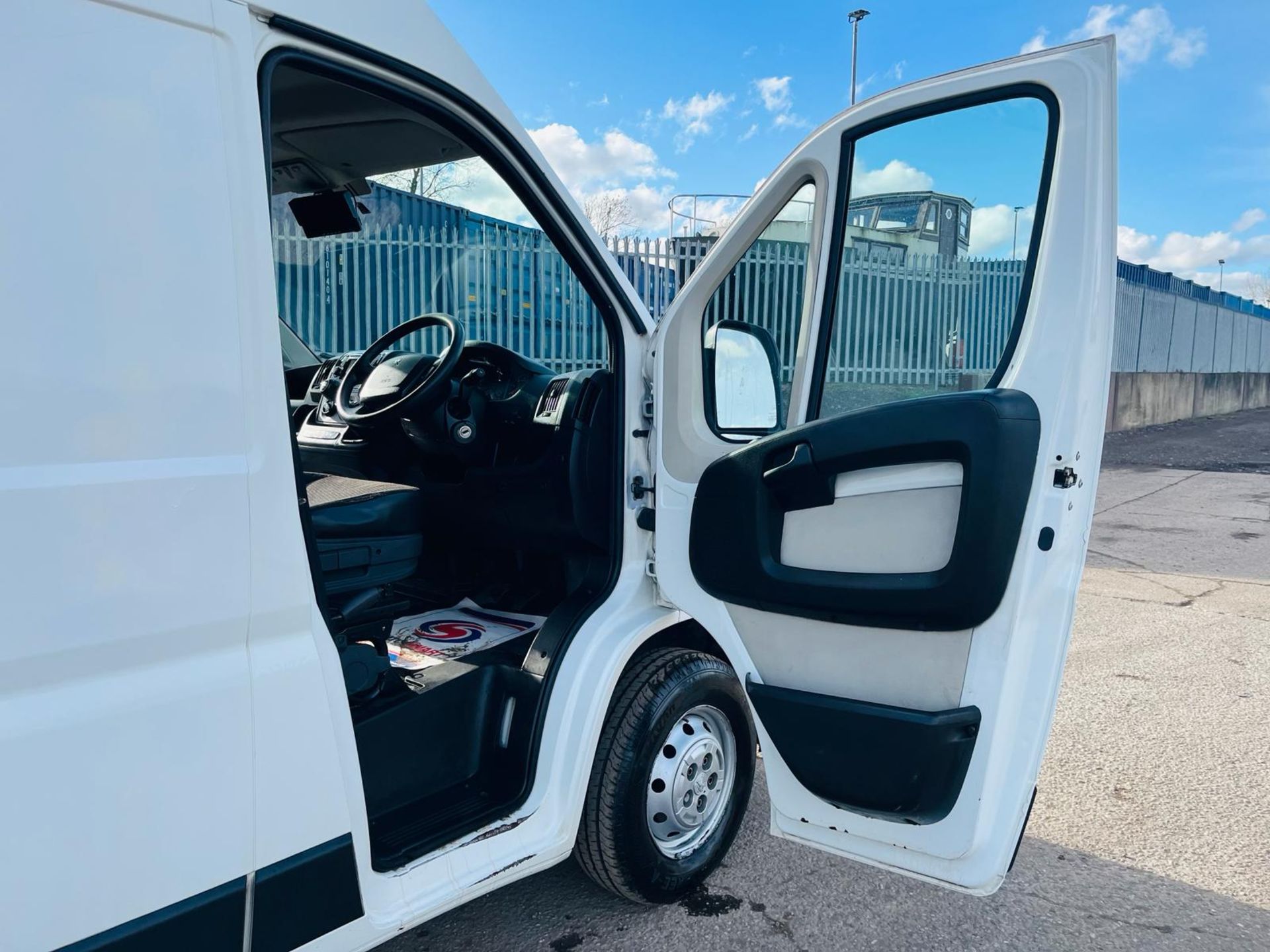 ** ON SALE ** Peugeot Boxer Professional 225 BlueHDI 130 2.0 L3H2 2018'68 Reg'-A/C-Parking Sensors - Image 14 of 28