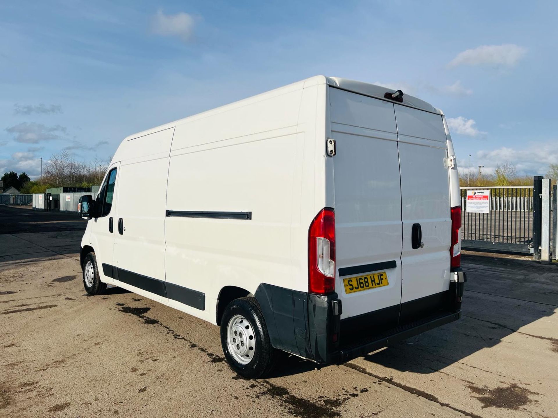 ** ON SALE ** Peugeot Boxer Professional 225 BlueHDI 130 2.0 L3H2 2018'68 Reg'-A/C-Parking Sensors - Image 8 of 28