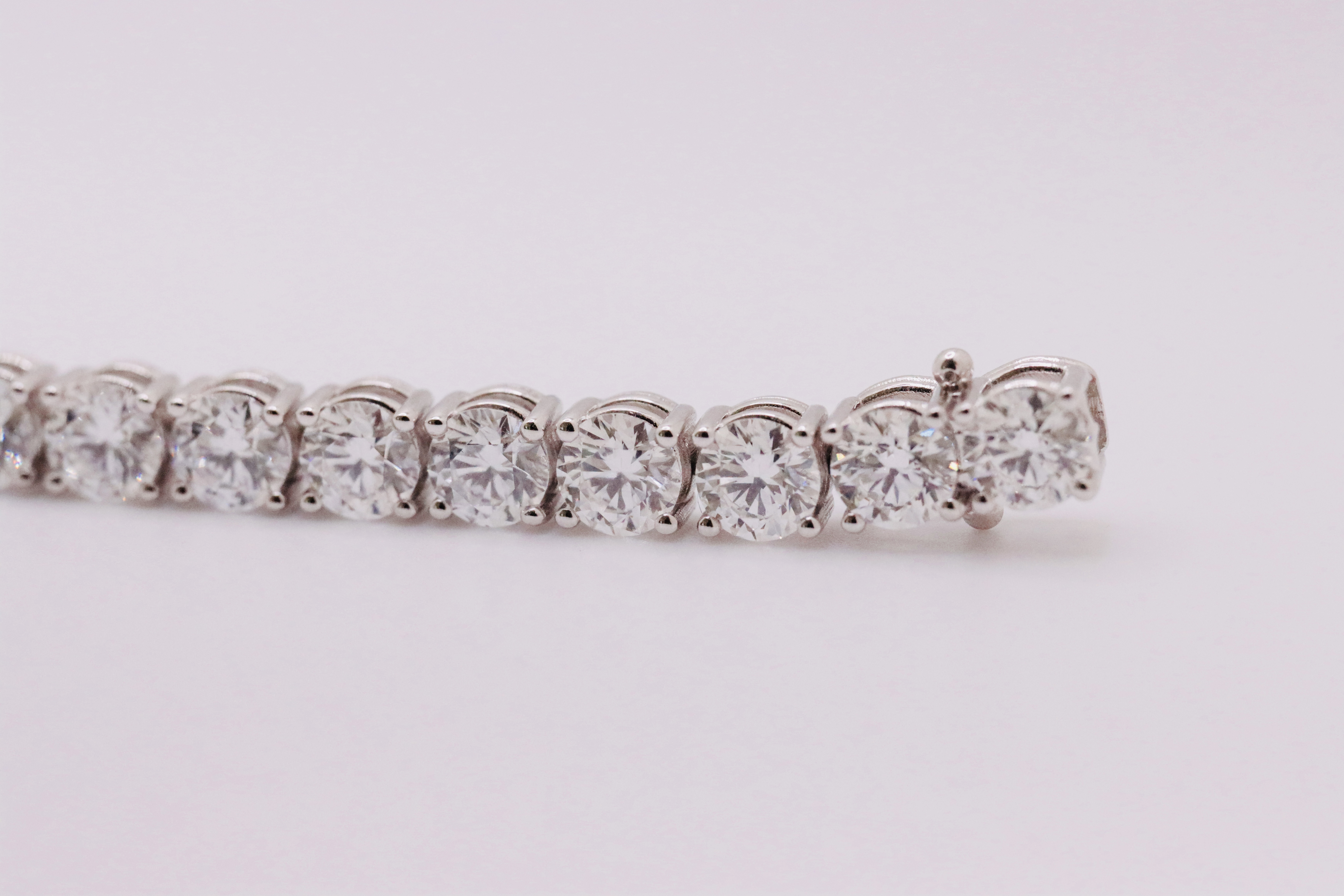 Round Brilliant Cut 21 Carat Diamond Tennis Bracelet D Colour VVS Clarity - 18Kt White Gold - IGI - Image 5 of 6