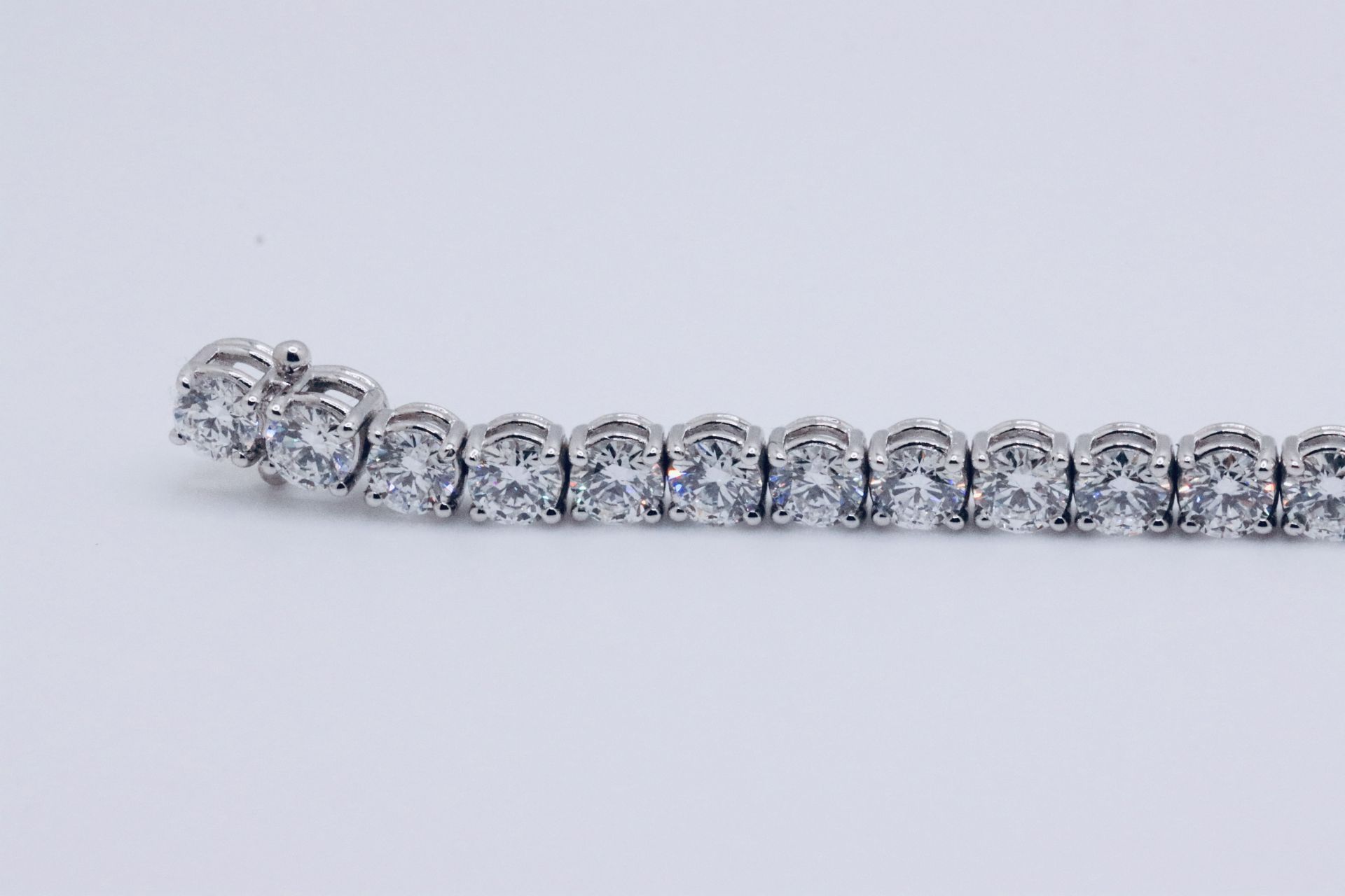 Round Brilliant Cut 14 Carat Diamond Tennis Bracelet D Colour VVS Clarity - 18Kt White Gold - IGI - Image 5 of 7