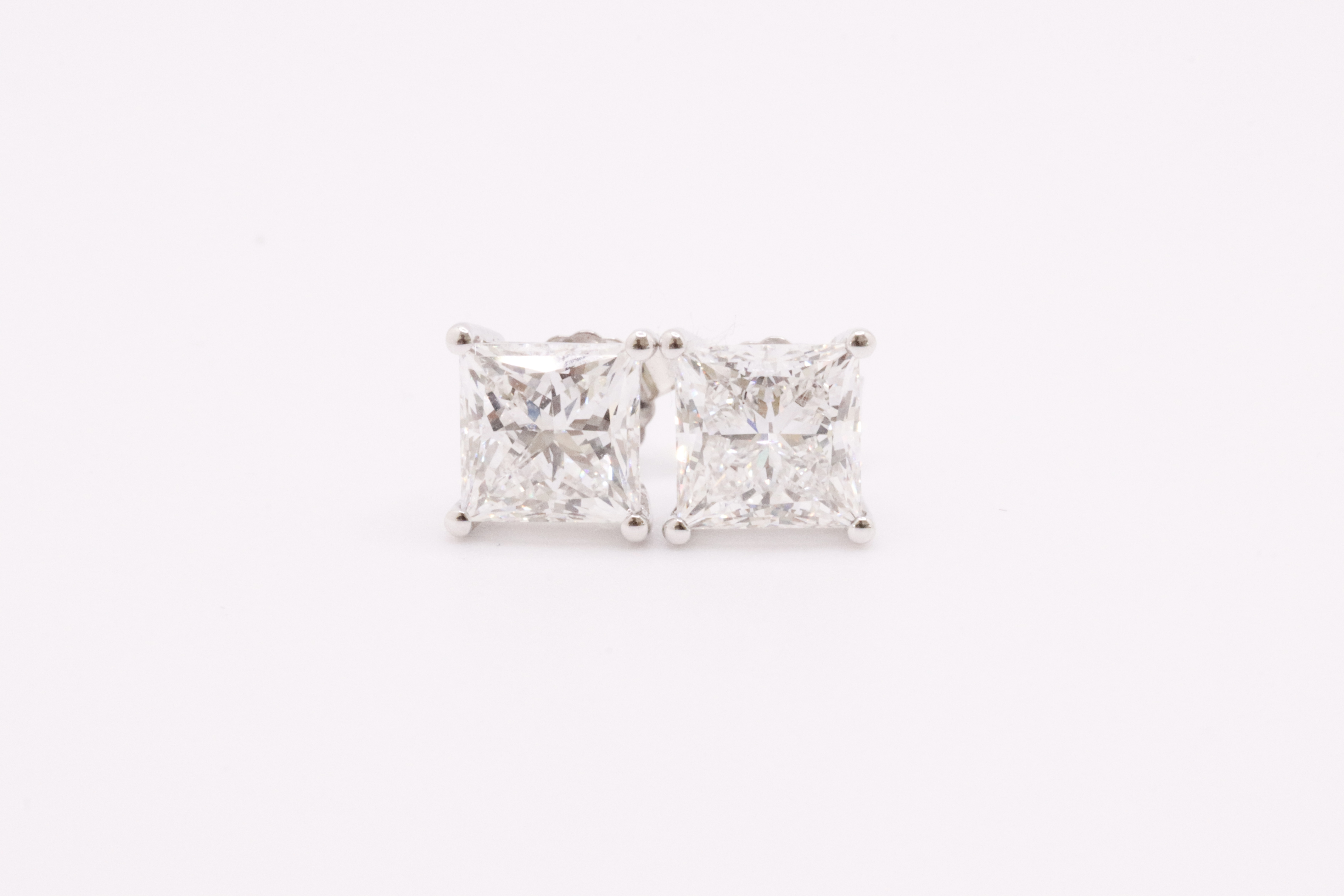 Princess Cut 6.00 Carat Diamond Earrings Set in 18kt White Gold - E Colour VS Clarity - IGI - Image 6 of 7