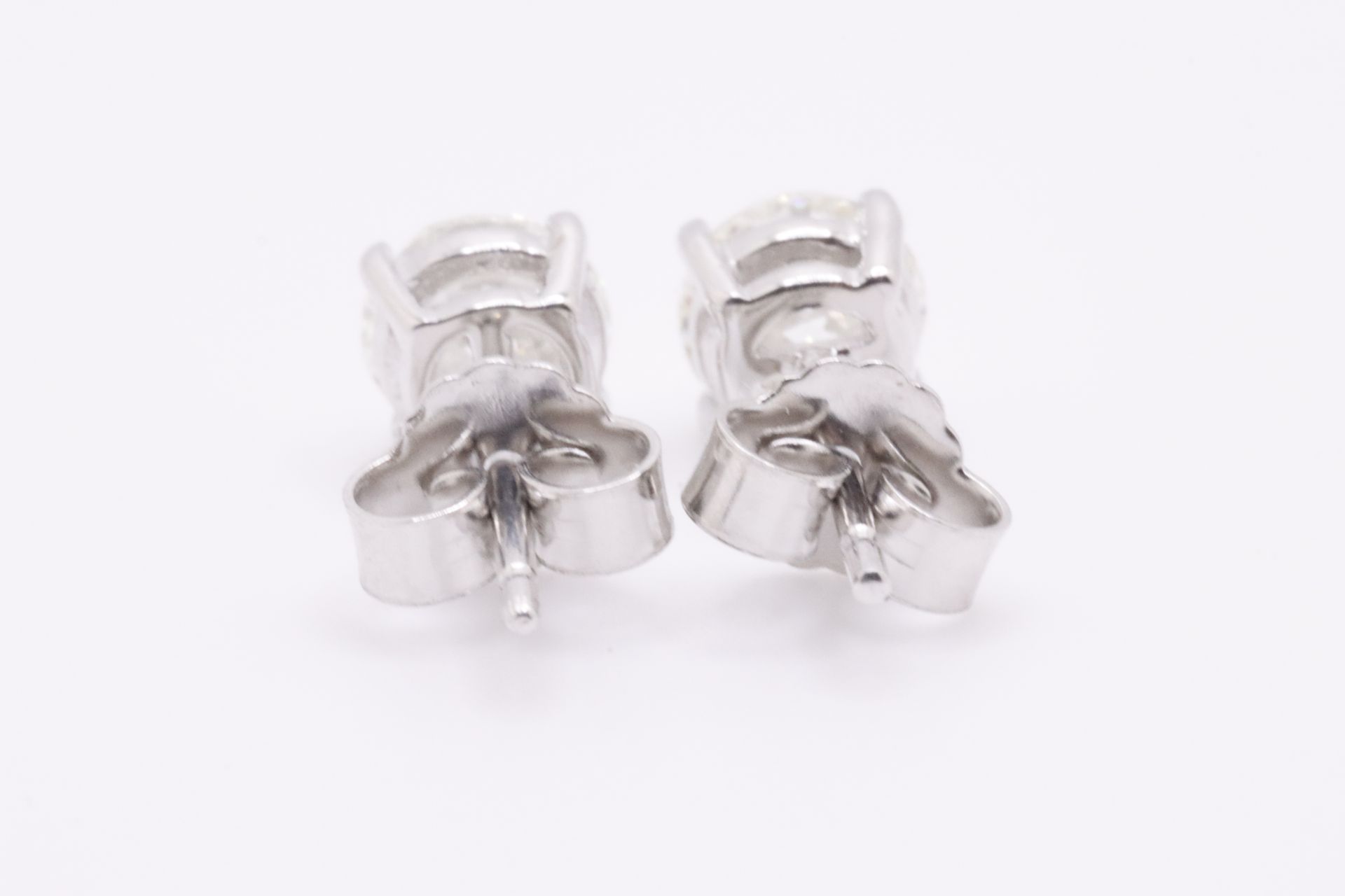 Round Brilliant Cut 2.40 Carat Natural Diamond Earrings 18kt White Gold - Colour E - VS Clarity- GIA - Image 10 of 12