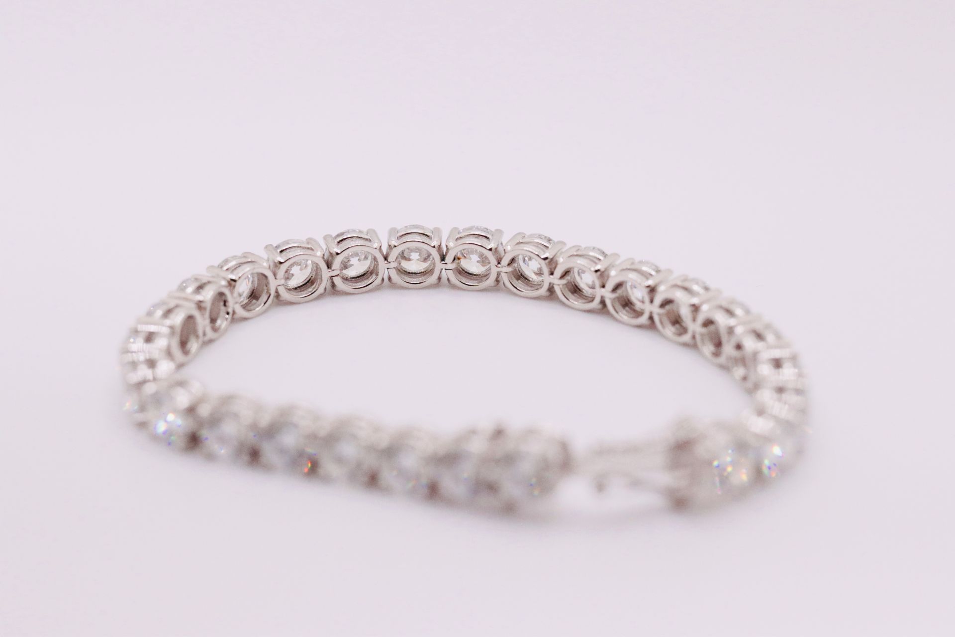 Round Brilliant Cut 21 Carat Diamond Tennis Bracelet D Colour VVS Clarity - 18Kt White Gold - IGI - Image 3 of 9