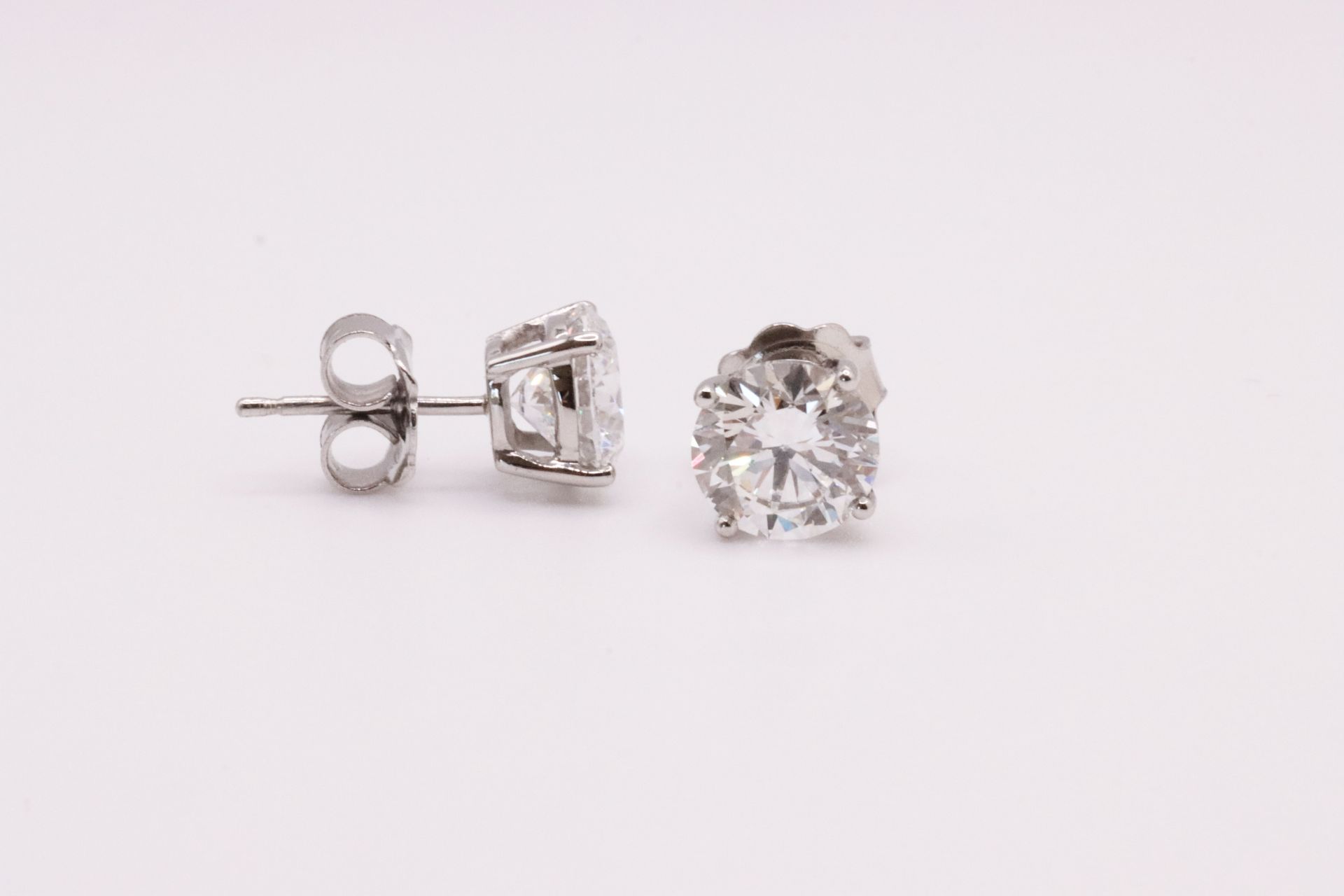 Round Brilliant Cut 4.00 Carat Diamond Earrings Set in 18kt White Gold - D Colour VS Clarity - IGI - Image 5 of 7