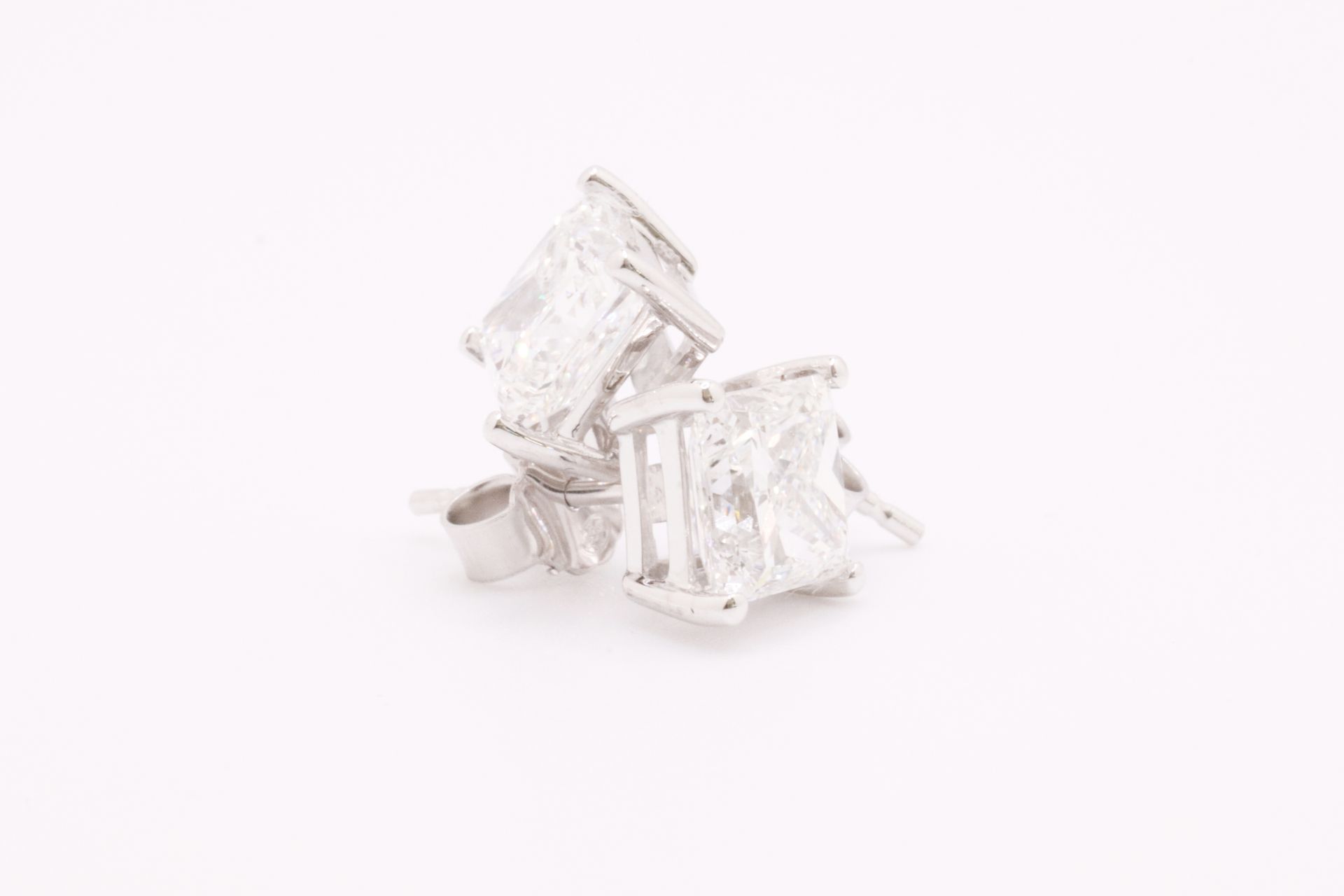 Princess Cut 4.00 Carat Diamond Earrings Set in 18kt White Gold - E Colour VVS Clarity - IGI - Image 2 of 5