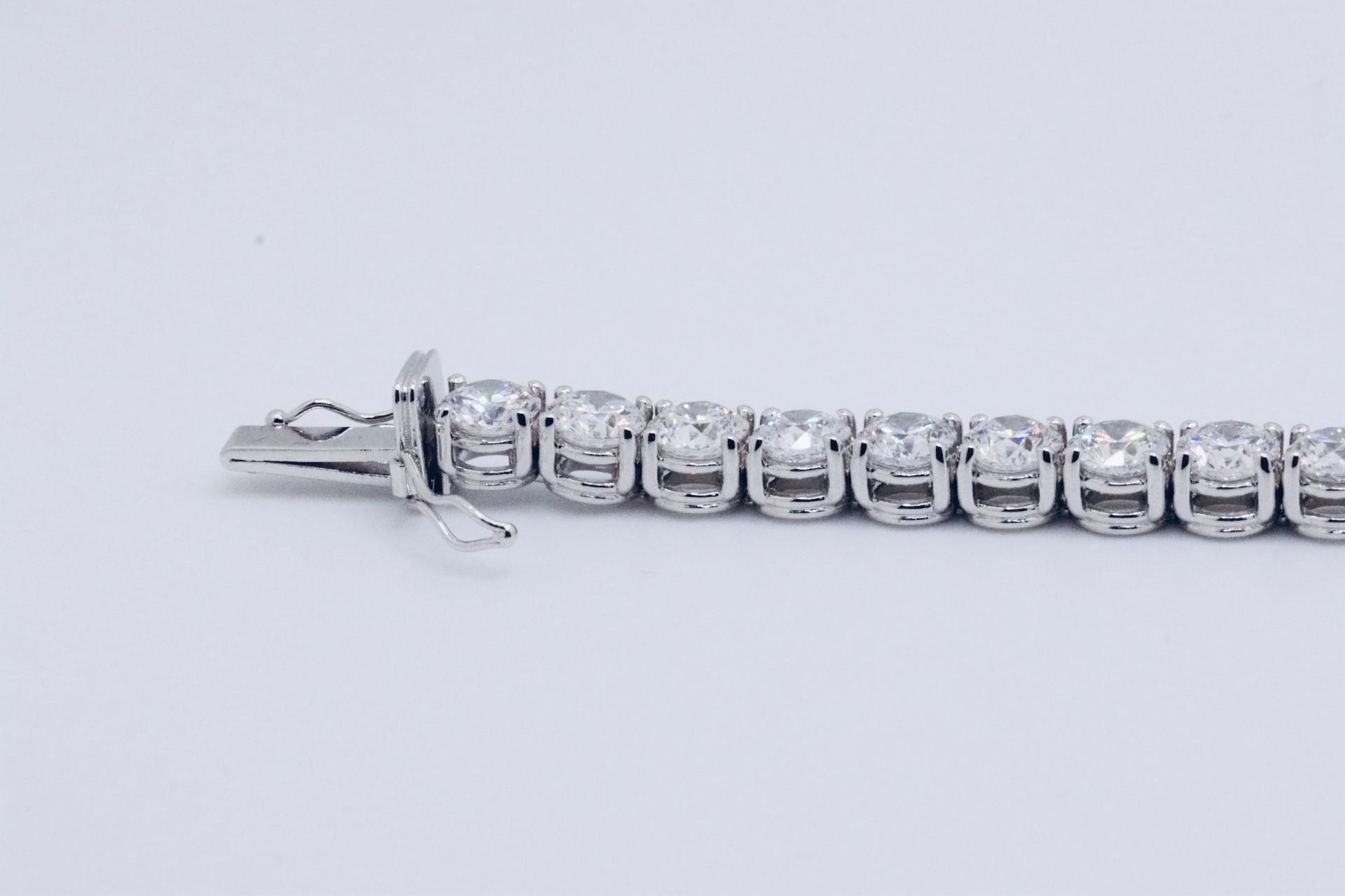 Round Brilliant Cut 18 Carat Diamond Tennis Bracelet F Colour VS Clarity - 18Kt White Gold - IGI - Image 17 of 22