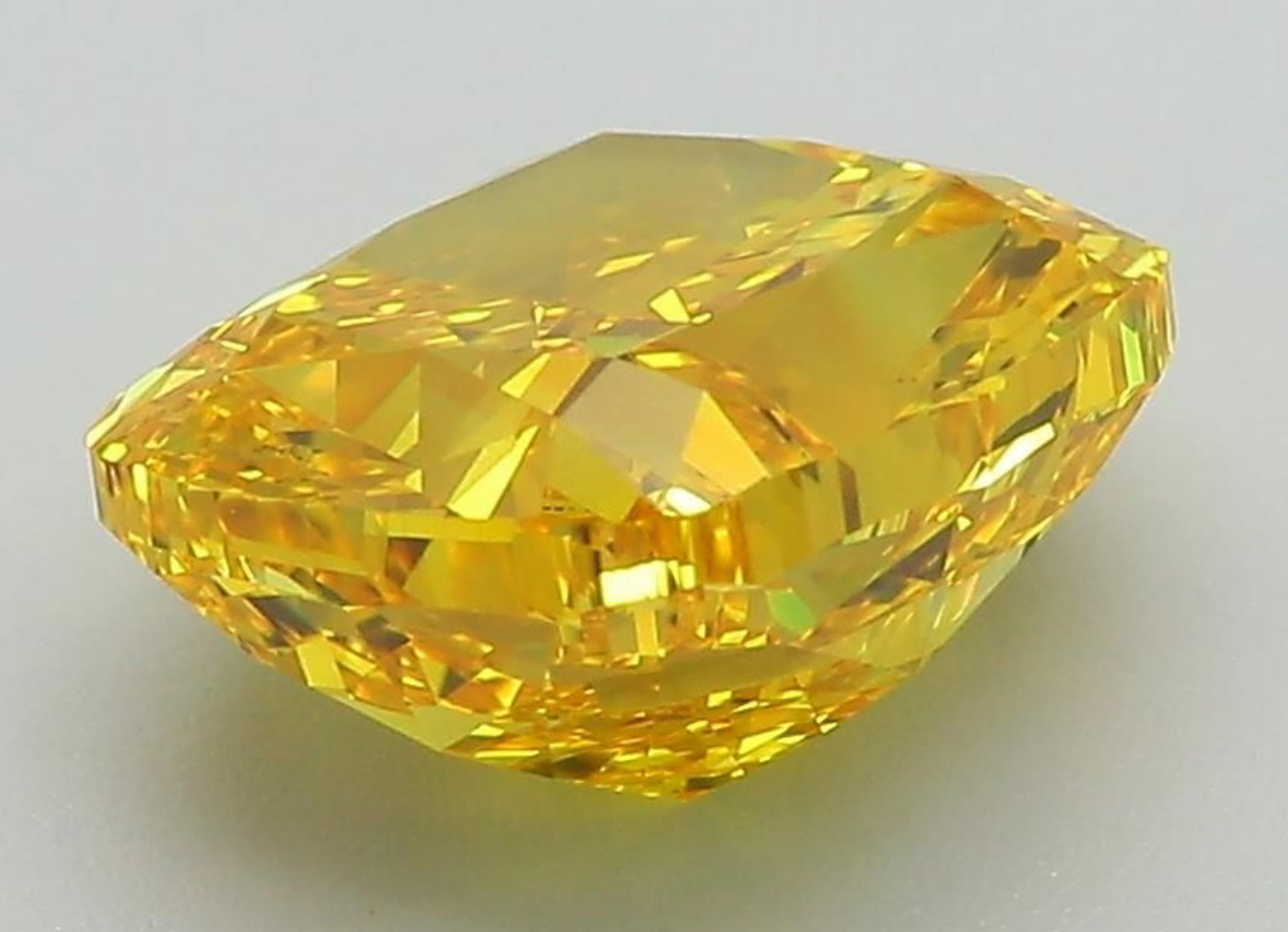 Cushion Cut 4.03 Carat Diamond Fancy Yellow Colour VVS2 Clarity EX EX - IGI - Image 3 of 8