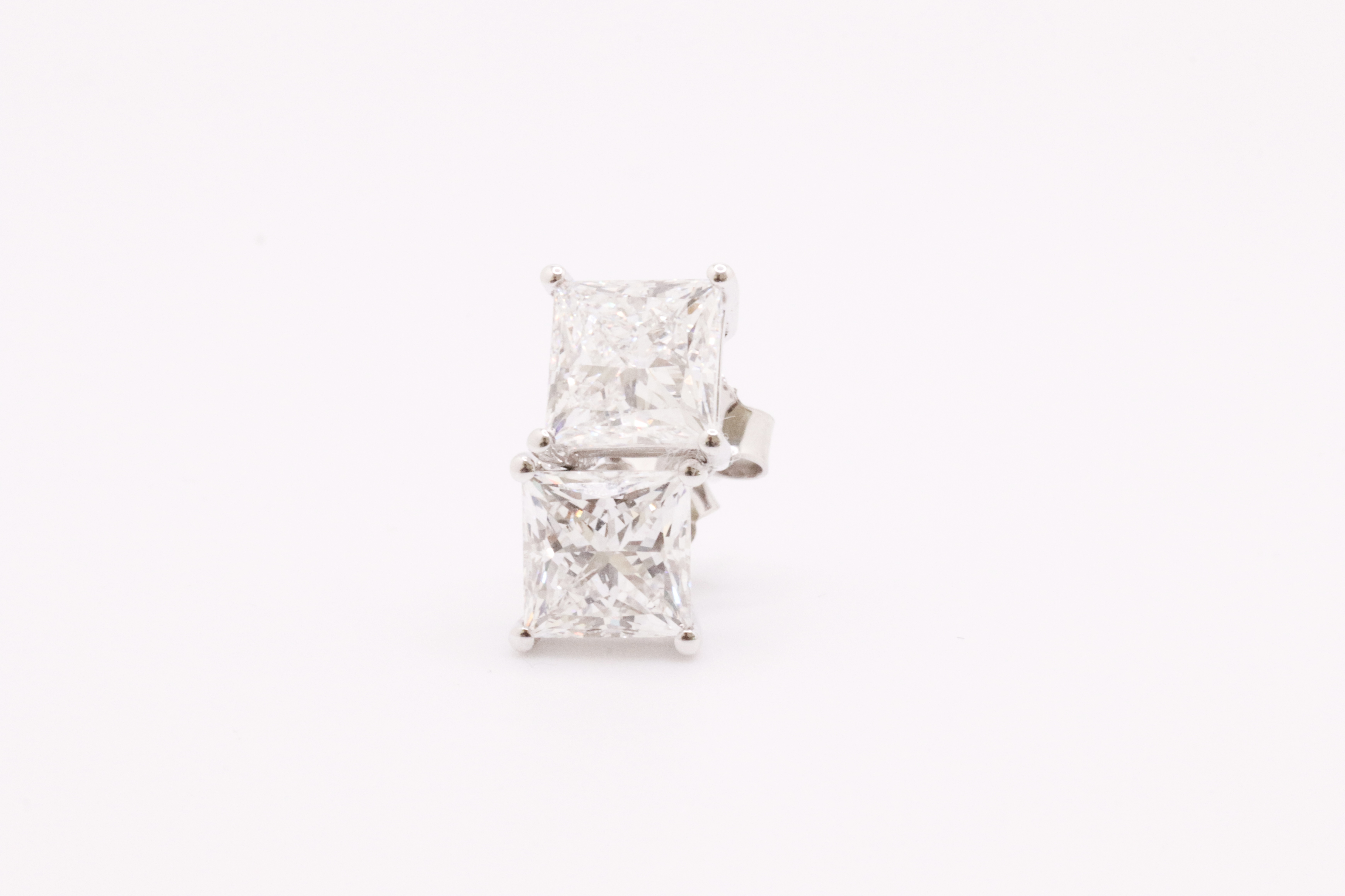 Princess Cut 6.00 Carat Diamond Earrings Set in 18kt White Gold - E Colour VS Clarity - IGI - Image 5 of 7