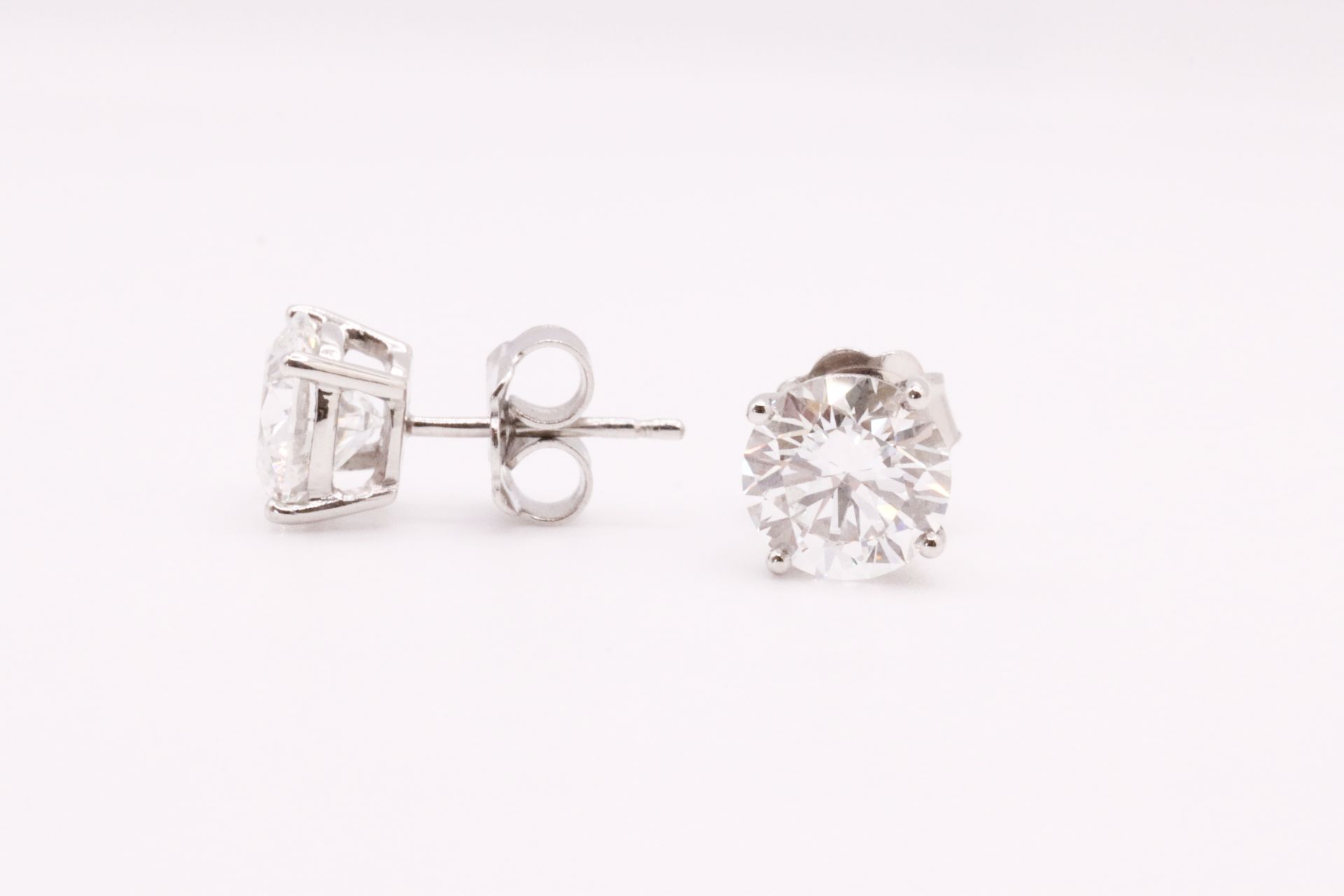 Round Brilliant Cut 4.00 Carat Diamond Earrings Set in 18kt White Gold - D Colour VS Clarity - IGI - Image 4 of 7