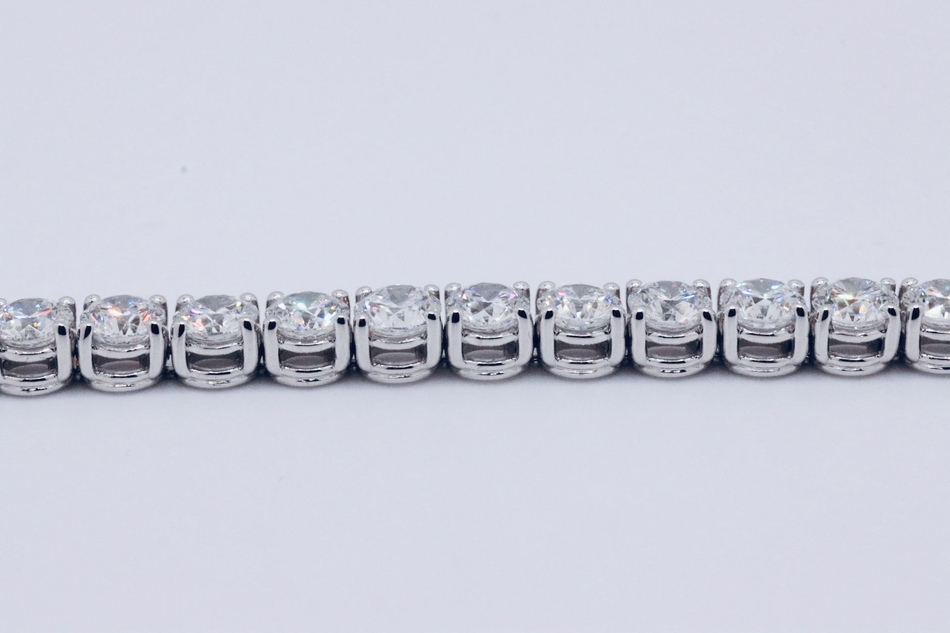 Round Brilliant Cut 18 Carat Diamond Tennis Bracelet F Colour VS Clarity - 18Kt White Gold - IGI - Image 16 of 22