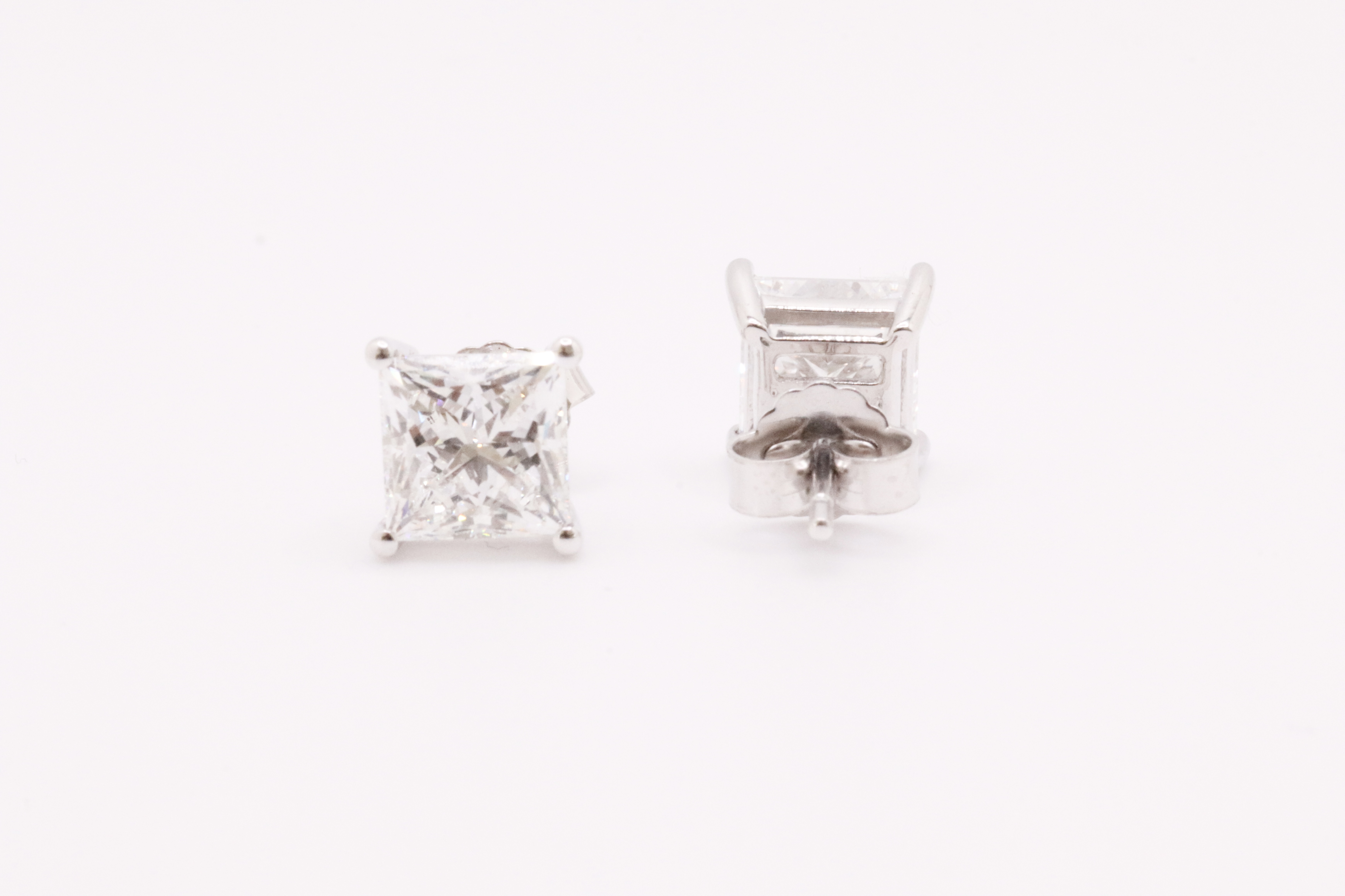 Princess Cut 6.00 Carat Diamond Earrings Set in 18kt White Gold - E Colour VS Clarity - IGI - Image 4 of 7