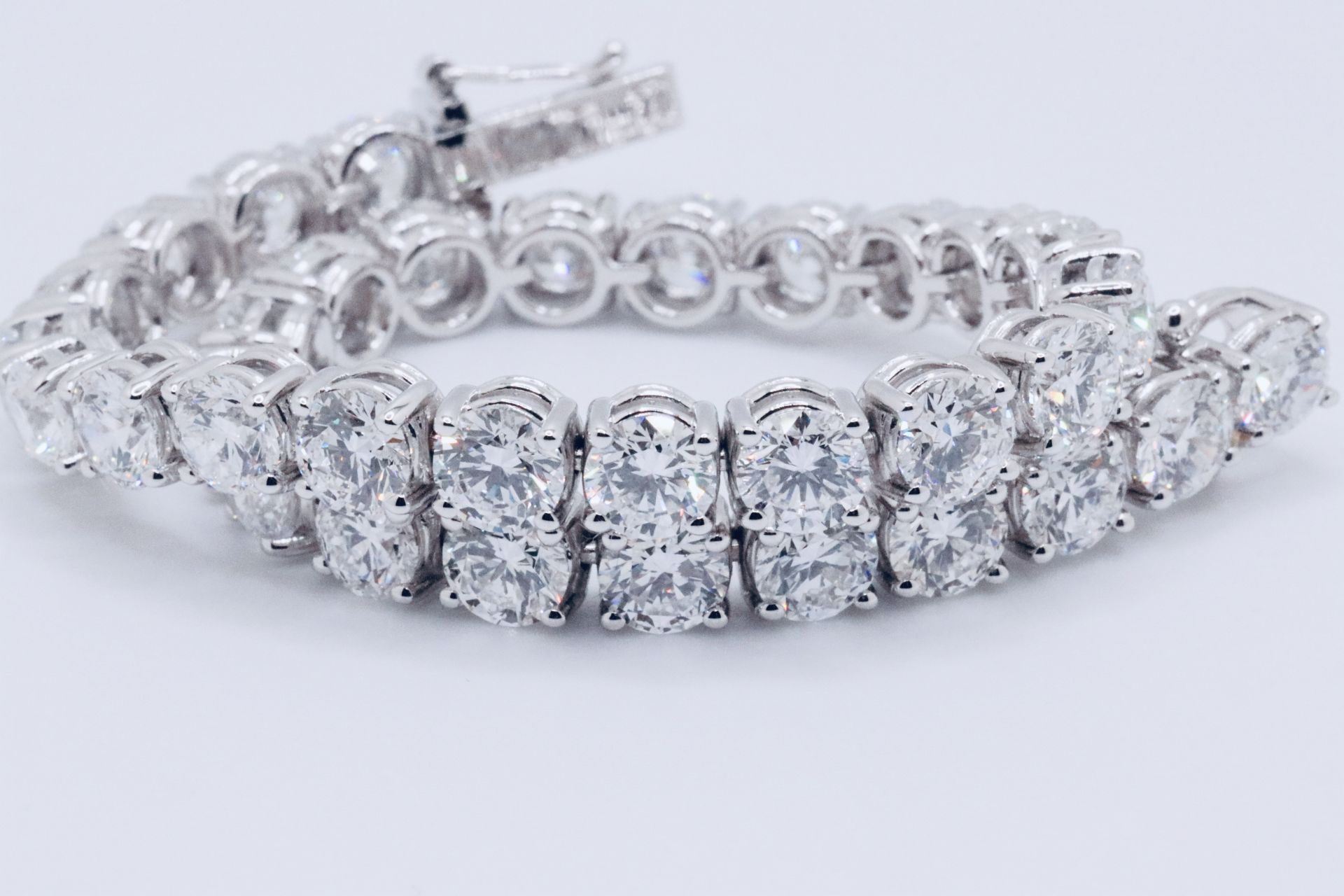 Round Brilliant Cut 18 Carat Diamond Tennis Bracelet F Colour VS Clarity - 18Kt White Gold - IGI - Image 2 of 22