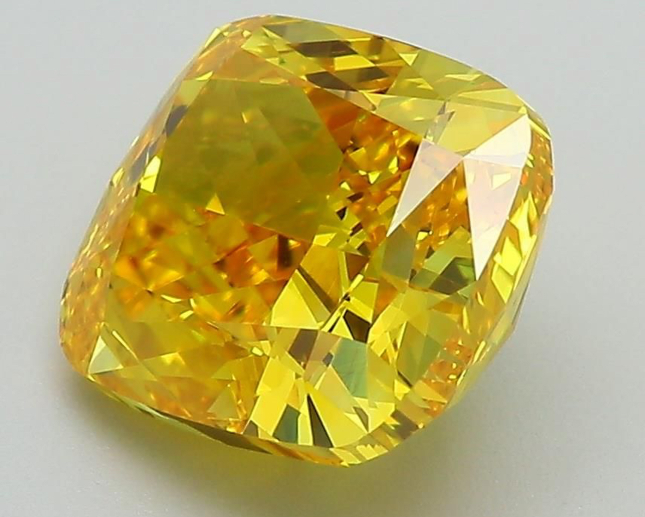 Cushion Cut 4.03 Carat Diamond Fancy Yellow Colour VVS2 Clarity EX EX - IGI - Image 2 of 8