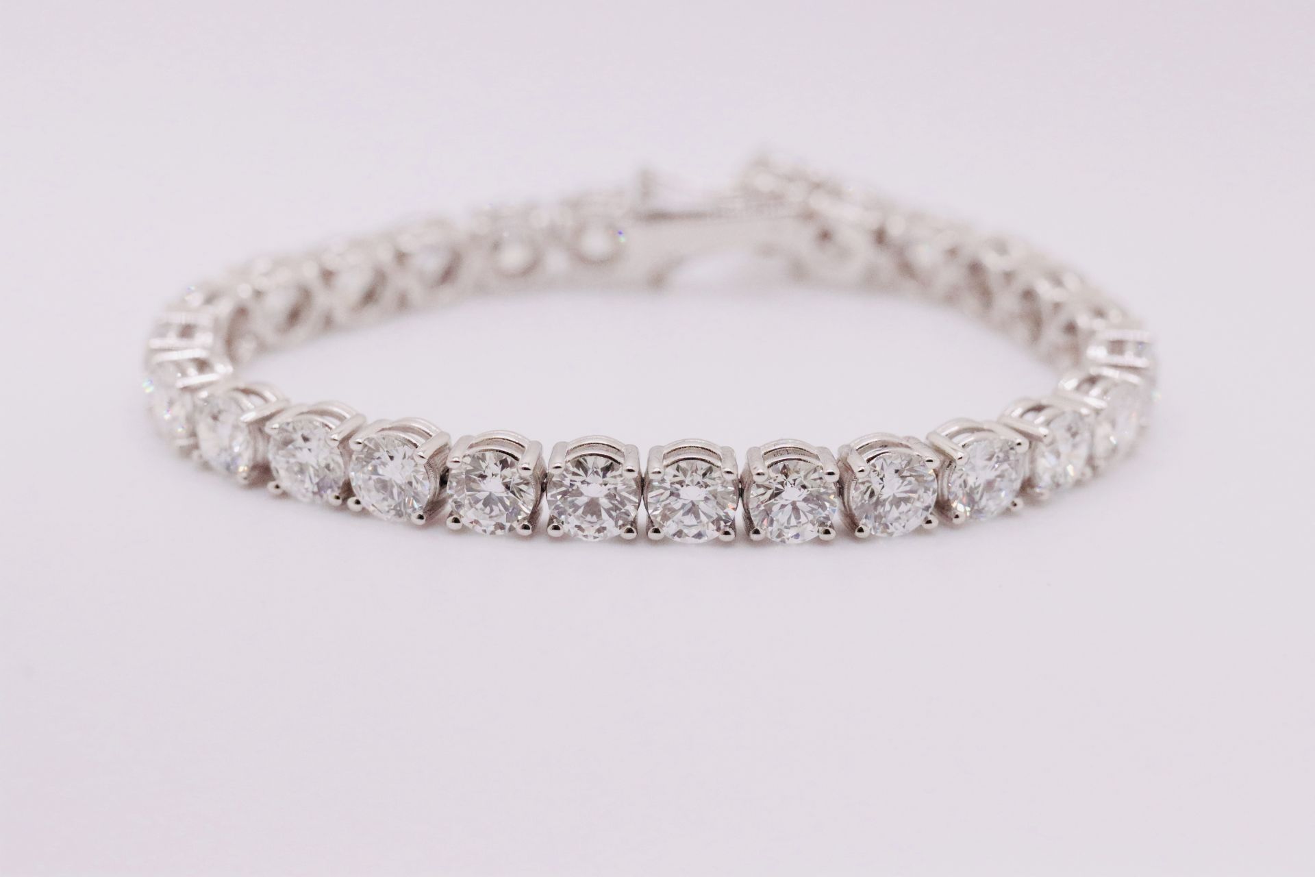 Round Brilliant Cut 21 Carat Diamond Tennis Bracelet D Colour VVS Clarity - 18Kt White Gold - IGI - Image 5 of 9