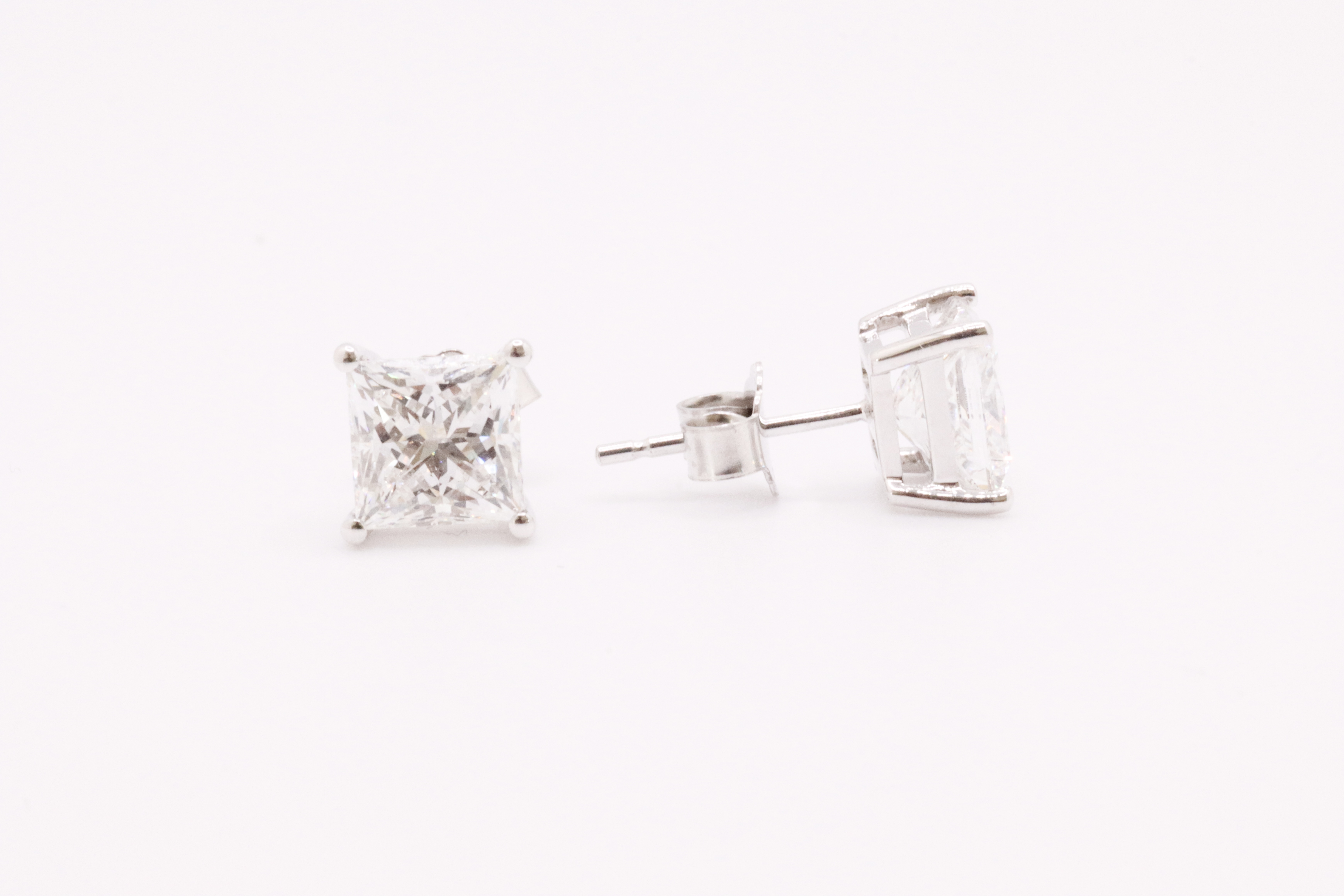 Princess Cut 6.00 Carat Diamond Earrings Set in 18kt White Gold - E Colour VS Clarity - IGI - Image 3 of 7