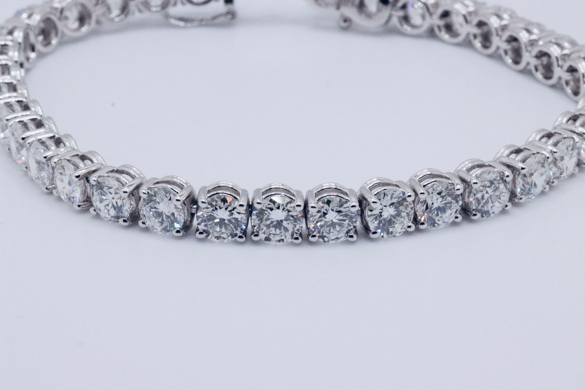 Round Brilliant Cut 18 Carat Diamond Tennis Bracelet F Colour VS Clarity - 18Kt White Gold - IGI - Image 7 of 22