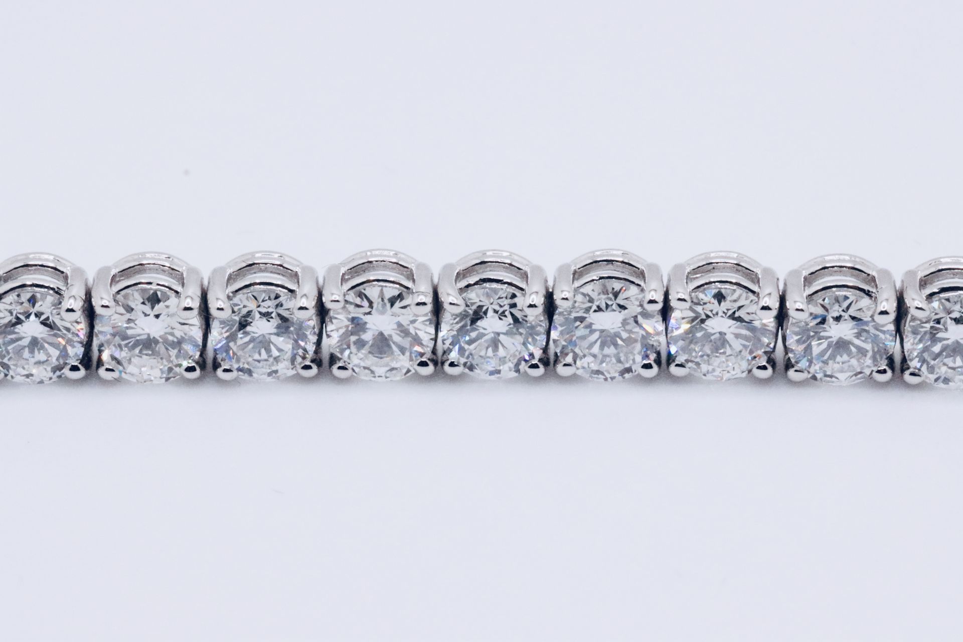 Round Brilliant Cut 14 Carat Diamond Tennis Bracelet D Colour VVS Clarity - 18Kt White Gold - IGI - Image 7 of 7