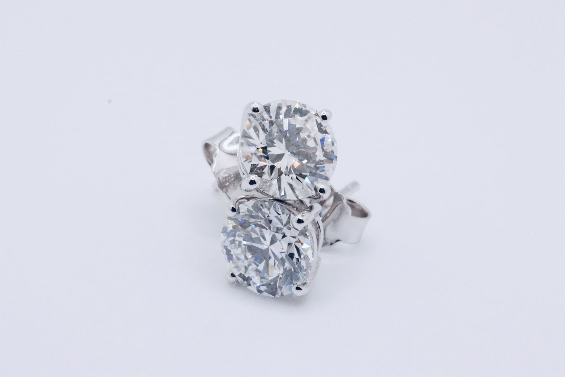 ** ON SALE ** Round Brilliant Cut 5.00 Carat Diamond Earrings Set in 18kt White Gold - F Colour - Bild 3 aus 7