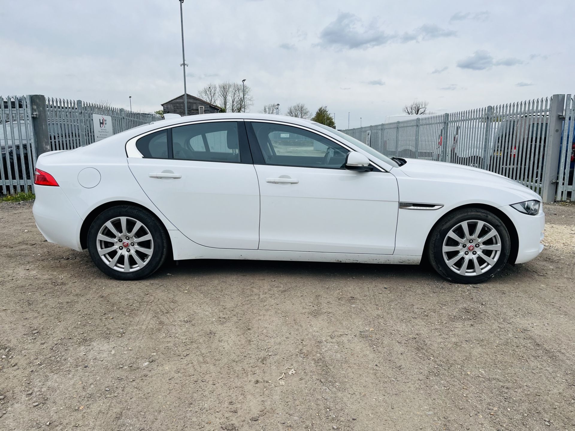 Jaguar XE 2.0 D 180 SE Saloon 2017 '17 Reg' - ULEZ Complaint -Sat/Nav -Bluetooth Handsfree -A/C - Image 10 of 35