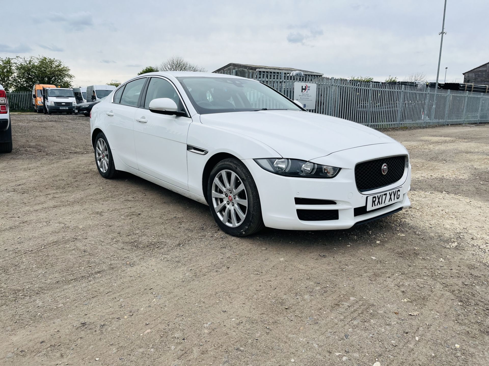 Jaguar XE 2.0 D 180 SE Saloon 2017 '17 Reg' - ULEZ Complaint -Sat/Nav -Bluetooth Handsfree -A/C