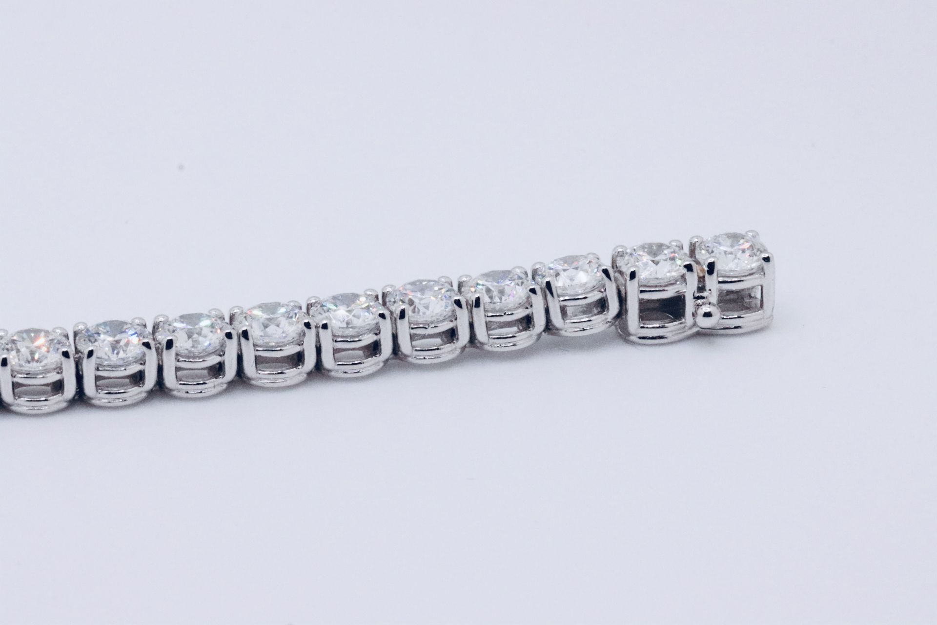 Round Brilliant Cut 18 Carat Natural Diamond Tennis Bracelet E Colour VS Clarity - 18Kt White Gold - Image 10 of 10