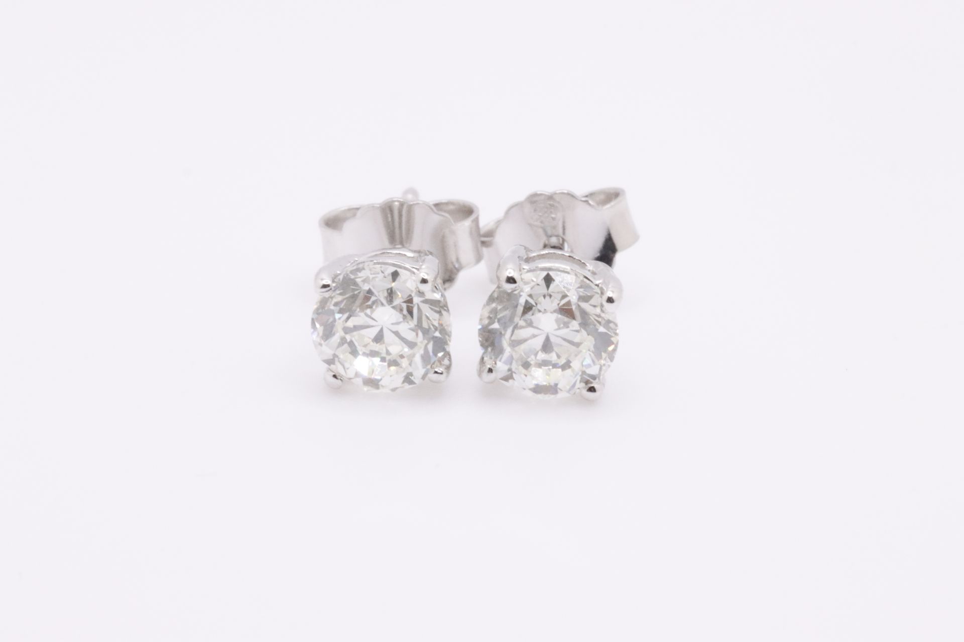 Round Brilliant Cut 1.00 Carat Diamond 18kt White Gold Earrings- F Colour VS Clarity IGI