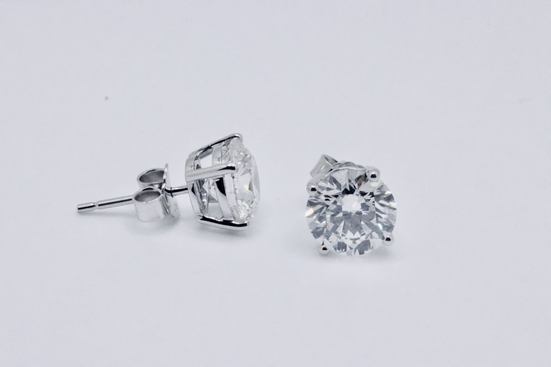 Round Brilliant Cut 5.00 Carat Diamond Earrings Set in 18kt White Gold - F Colour VVS Clarity - IGI - Bild 5 aus 6